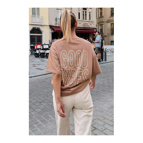 Bild von Swist Nerzfarbenes „Good Vibes“-T-Shirt mit Rückenaufdruck in Übergröße für Damen