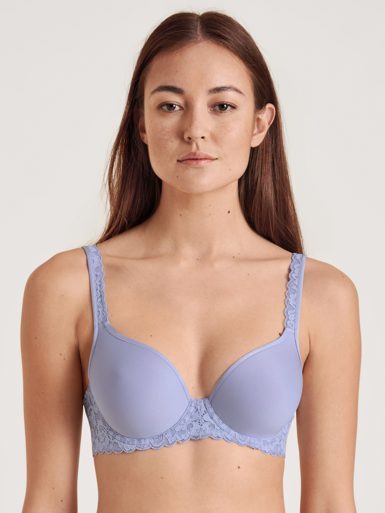 Bild von CALIDA Natural Comfort Lace Spacer-BH mit Bügel, Komfort Rückenfür Damen, 80D, Violett, Vielseitiger Spacer-BH mit Spitze