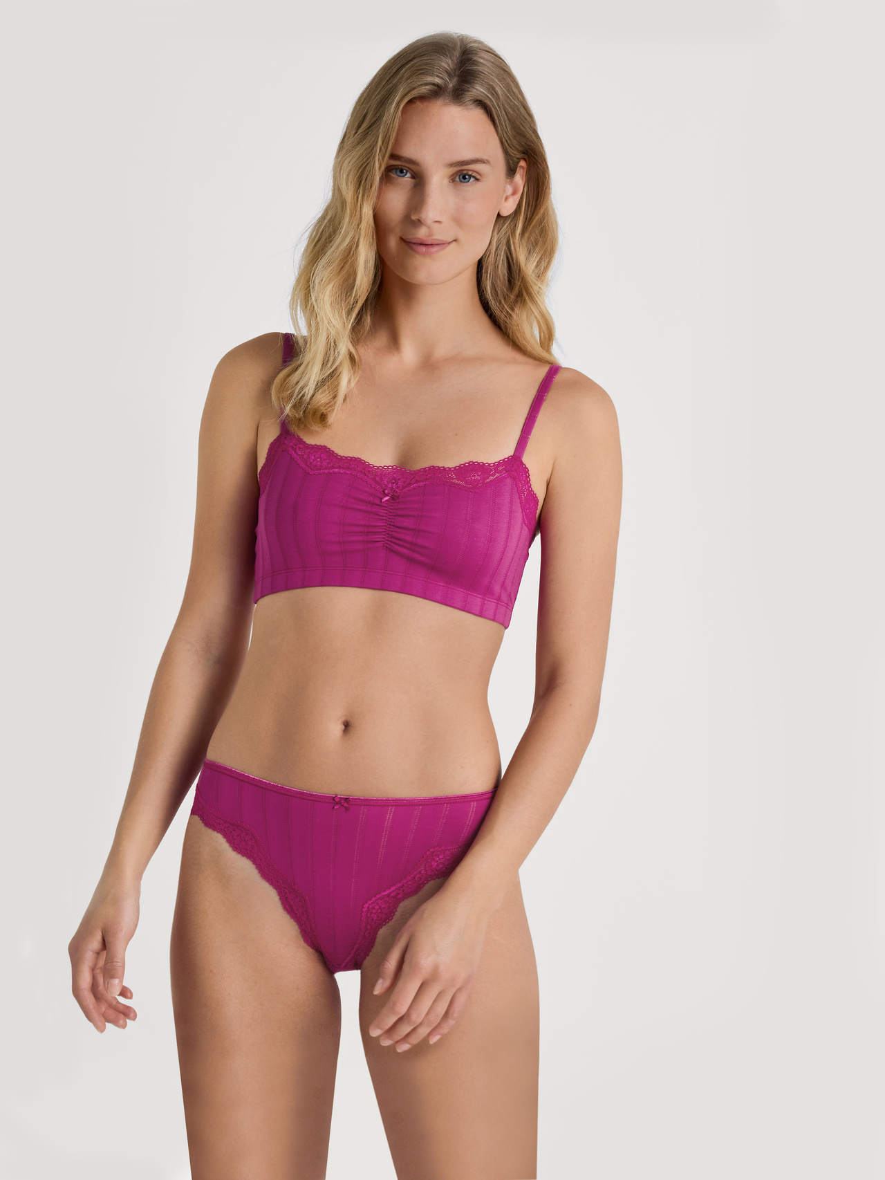 Bild von CALIDA Etude Toujours Slip, regular cutfür Damen, XS, Violett,Rosa, Liaison aus bester Baumwolle und verspielter Spitze