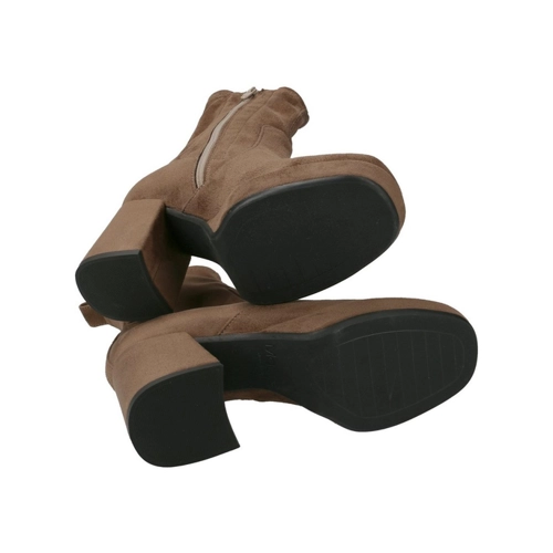 Bild von Stylische braune Stiefel im Sock-Boot-Design