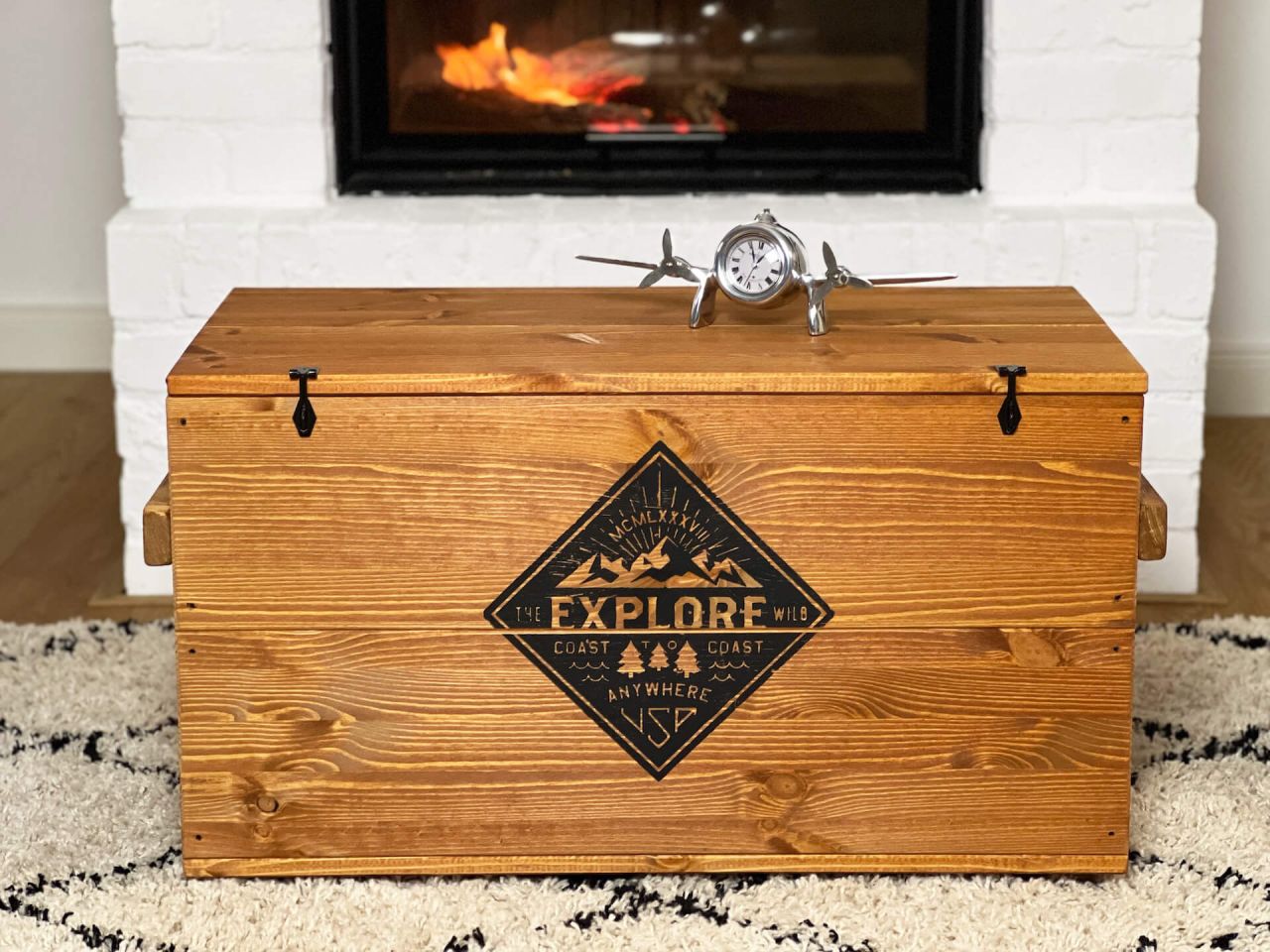 Bild von Holztruhe "Explore" hellbraun im Vintage Look Metallbeschläge