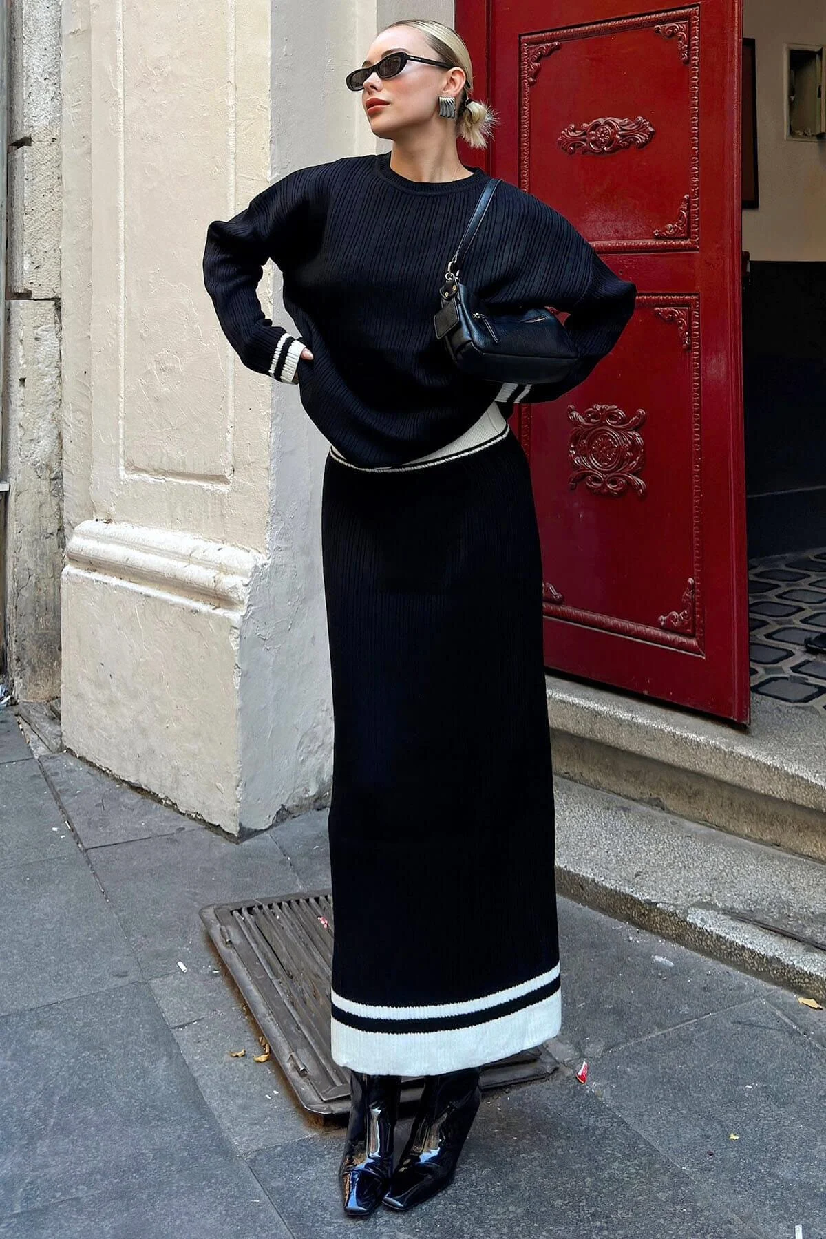 Bild von Swist Schwarzes Kaia Stripe Detaillierter Pullover-rock Mit Rundhalsausschnitt Strickwaren-oberteil-set für Damen - Standard