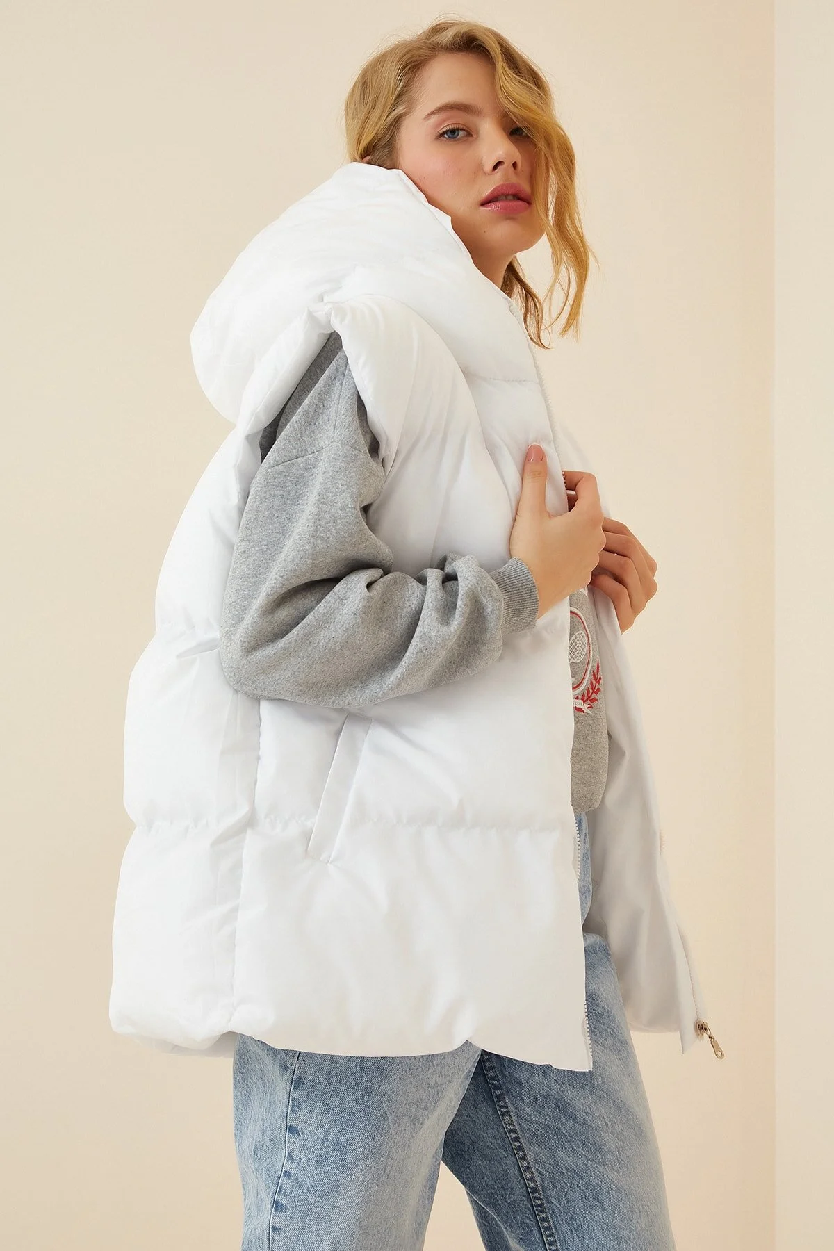 Bild von Happiness İstanbul Weiße, Übergroße Pufferweste Mit Kapuze für Damen - 38