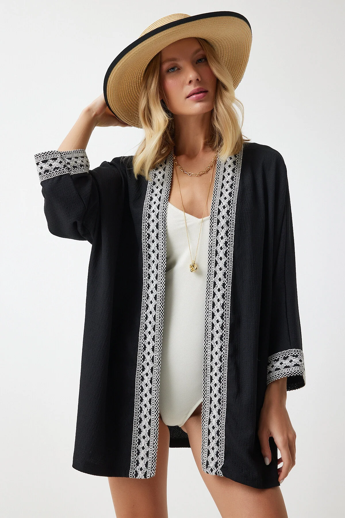 Bild von Happiness İstanbul Schwarzer Bestickter Crinkle-kimono für Damen - 38