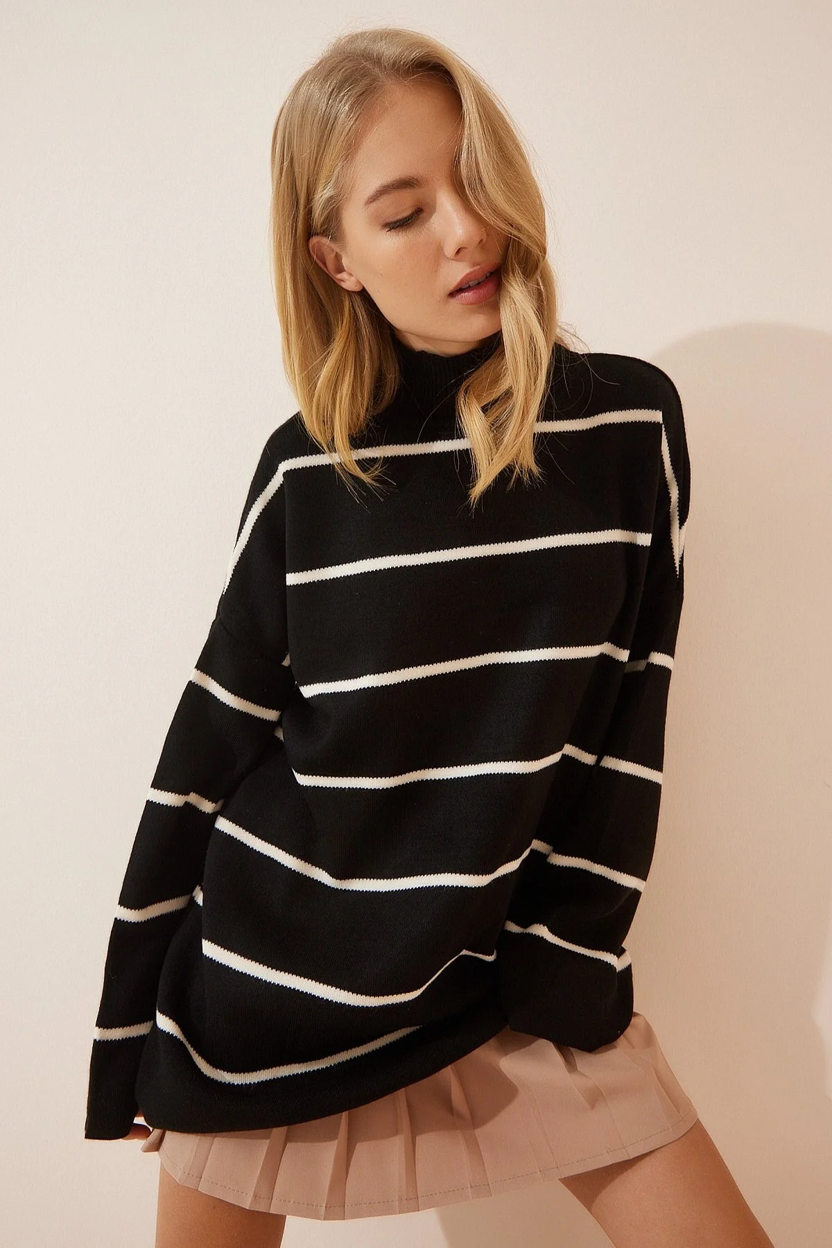 Bild von Happiness İstanbul Schwarzes, Gestreiftes, Langes Oversize-sweatshirt Aus Strick für Damen - Standard