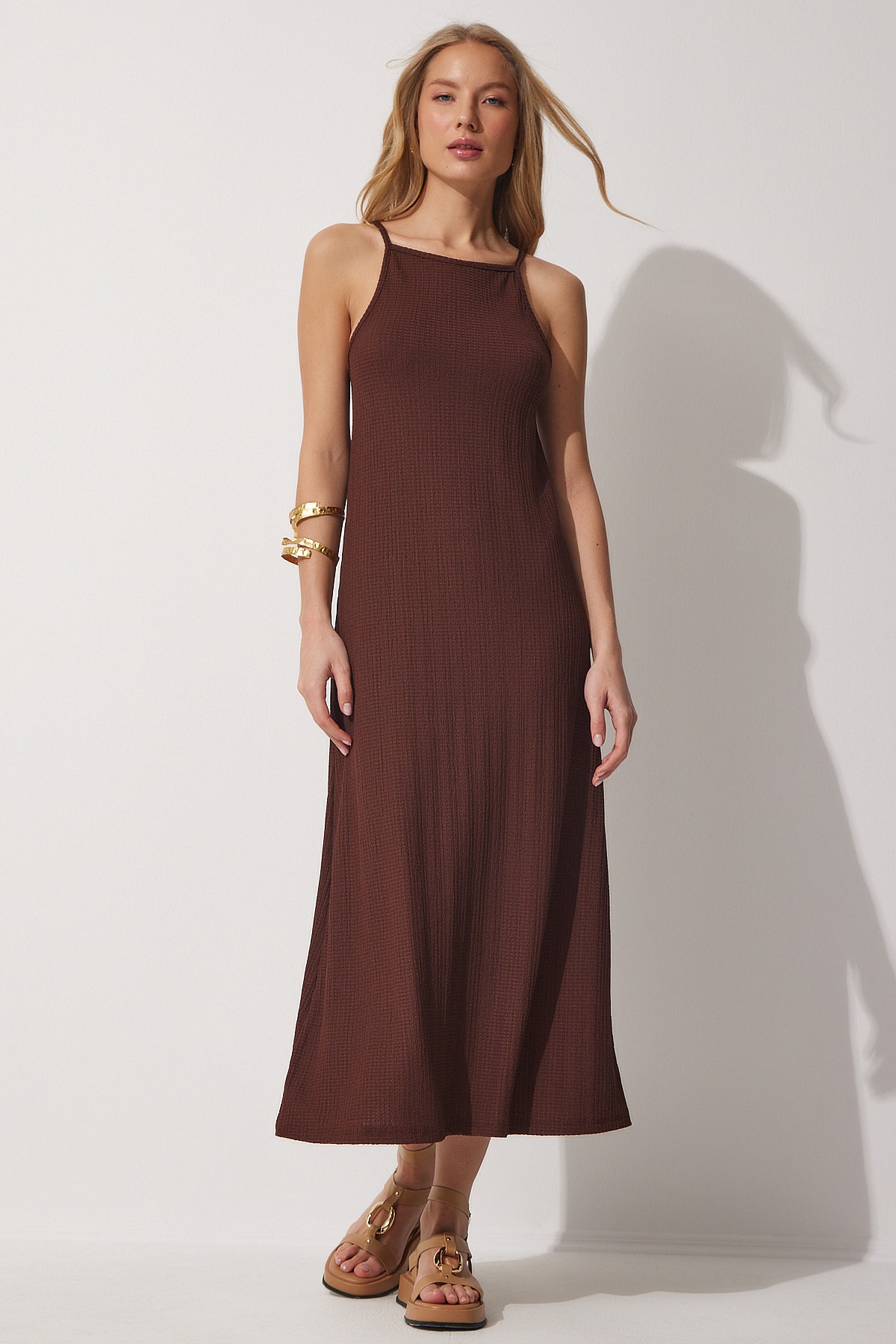 Bild von Happiness İstanbul Braunes Sommer-langstrickkleid Mit Trägern für Damen - 36