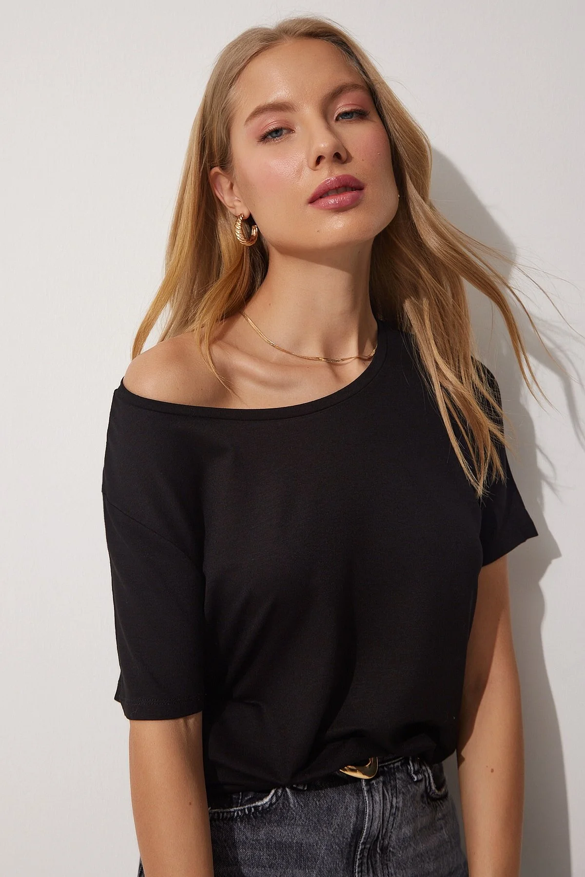 Bild von Happiness İstanbul Schwarzes Viskose-strick-t-shirt Mit U-boot-ausschnitt für Damen - 40