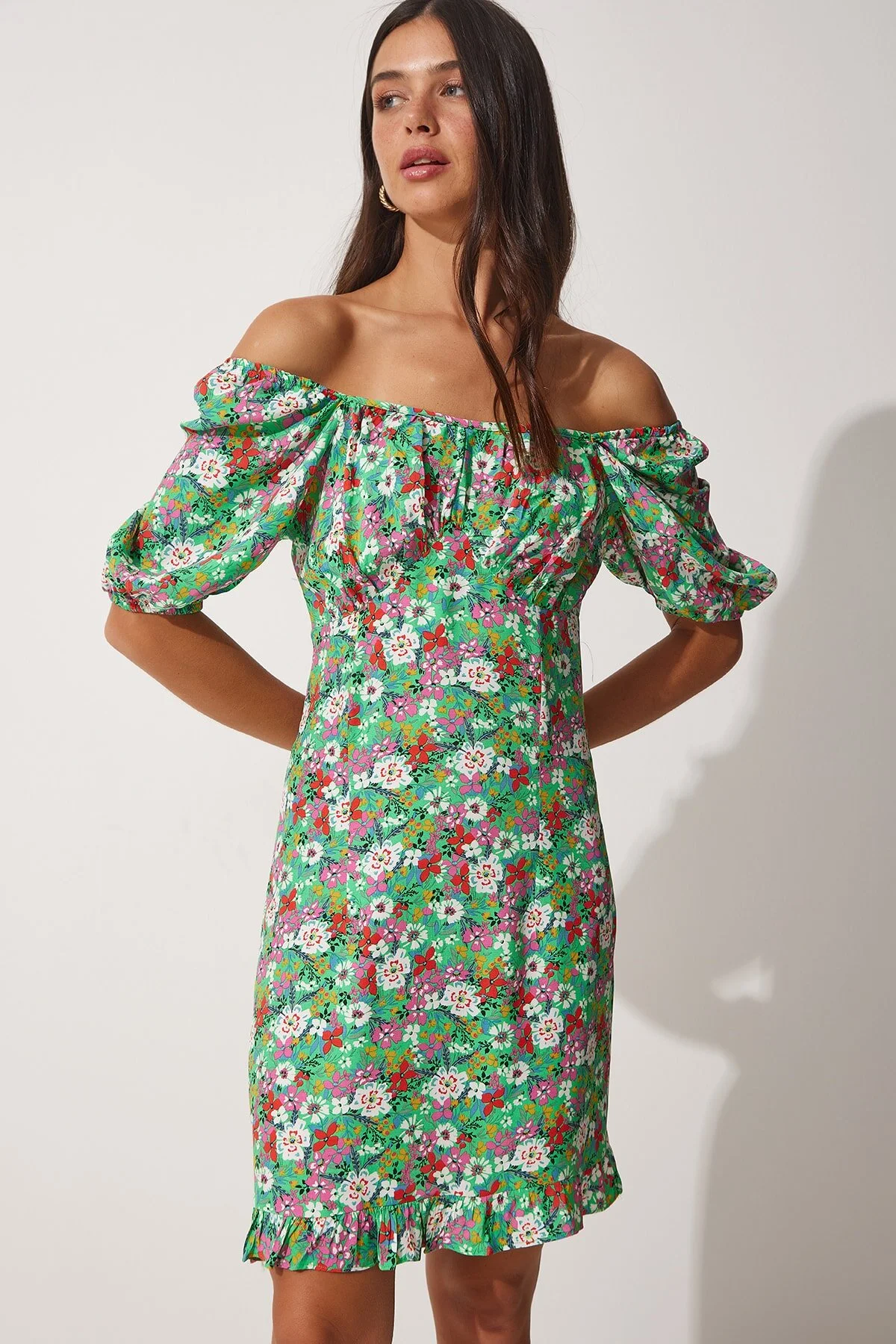Bild von Happiness İstanbul Grünes Sommerkleid Mit Carmenkragen, Blumenmuster Und Ballonärmeln für Damen - 38