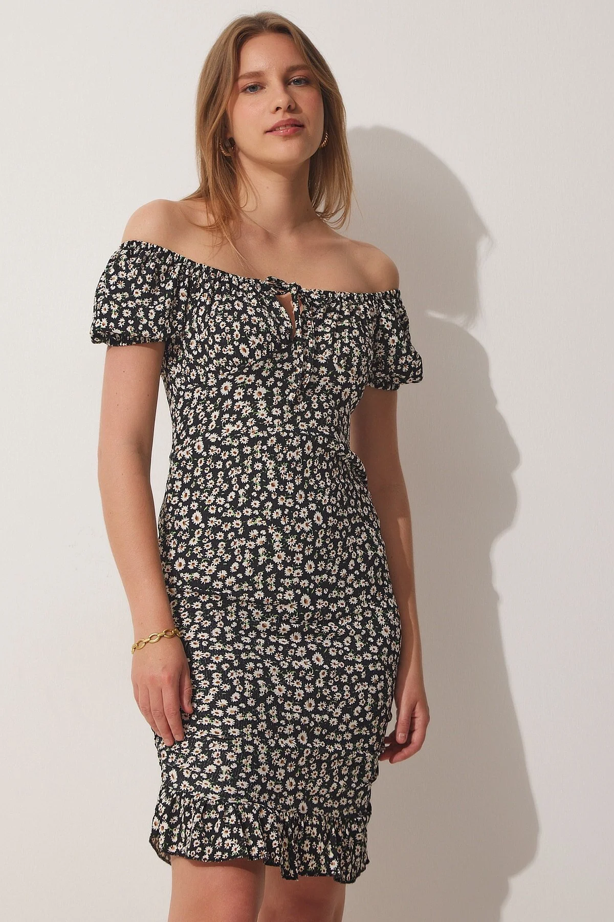 Bild von Happiness İstanbul Schwarzes Gerafftes Strickkleid Mit Carmenkragen für Damen - 38
