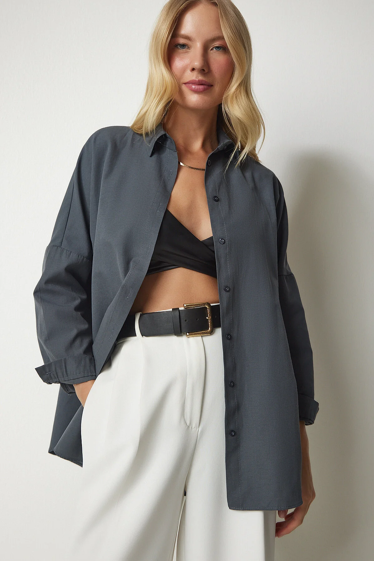 Bild von Happiness İstanbul Geräuchertes Oversize-lang-basic-shirt für Damen - 42