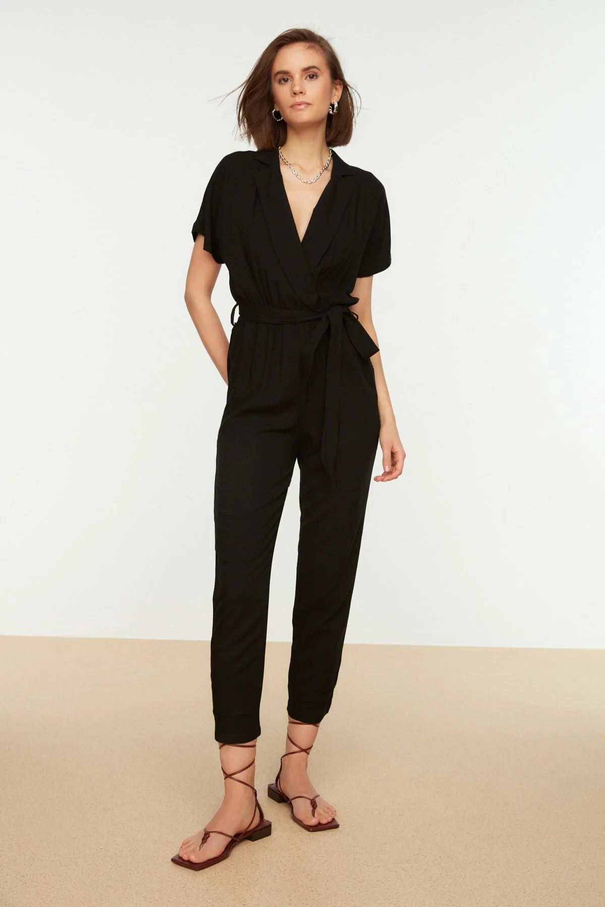Bild von Trendyol Collection Schwarzer, Gewebter, Langer, Drapierter Jumpsuit Mit Gürtel für Damen - 38