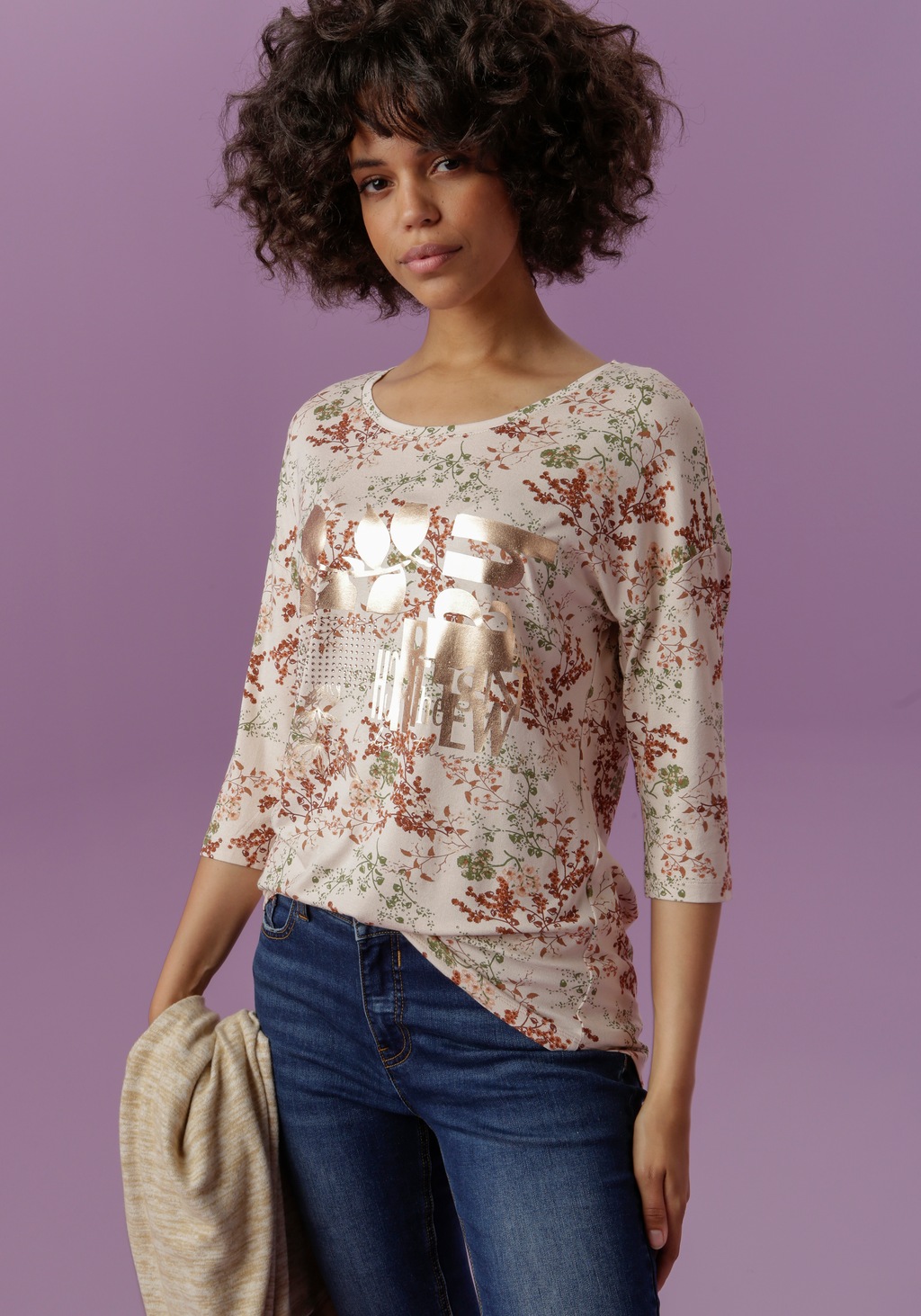 Bild von Aniston CASUAL Rundhalsshirt, mit Glitzersteinchen und glänzendem Folienprint verziert