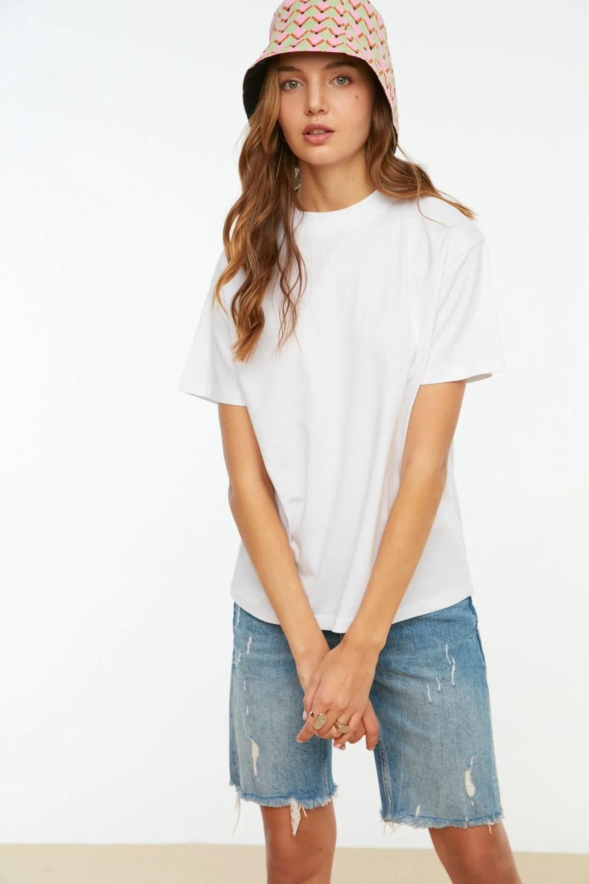 Bild von Trendyol Collection Weißes Basic-strick-t-shirt Aus 100 % Baumwolle Mit Stehkragen für Damen - M