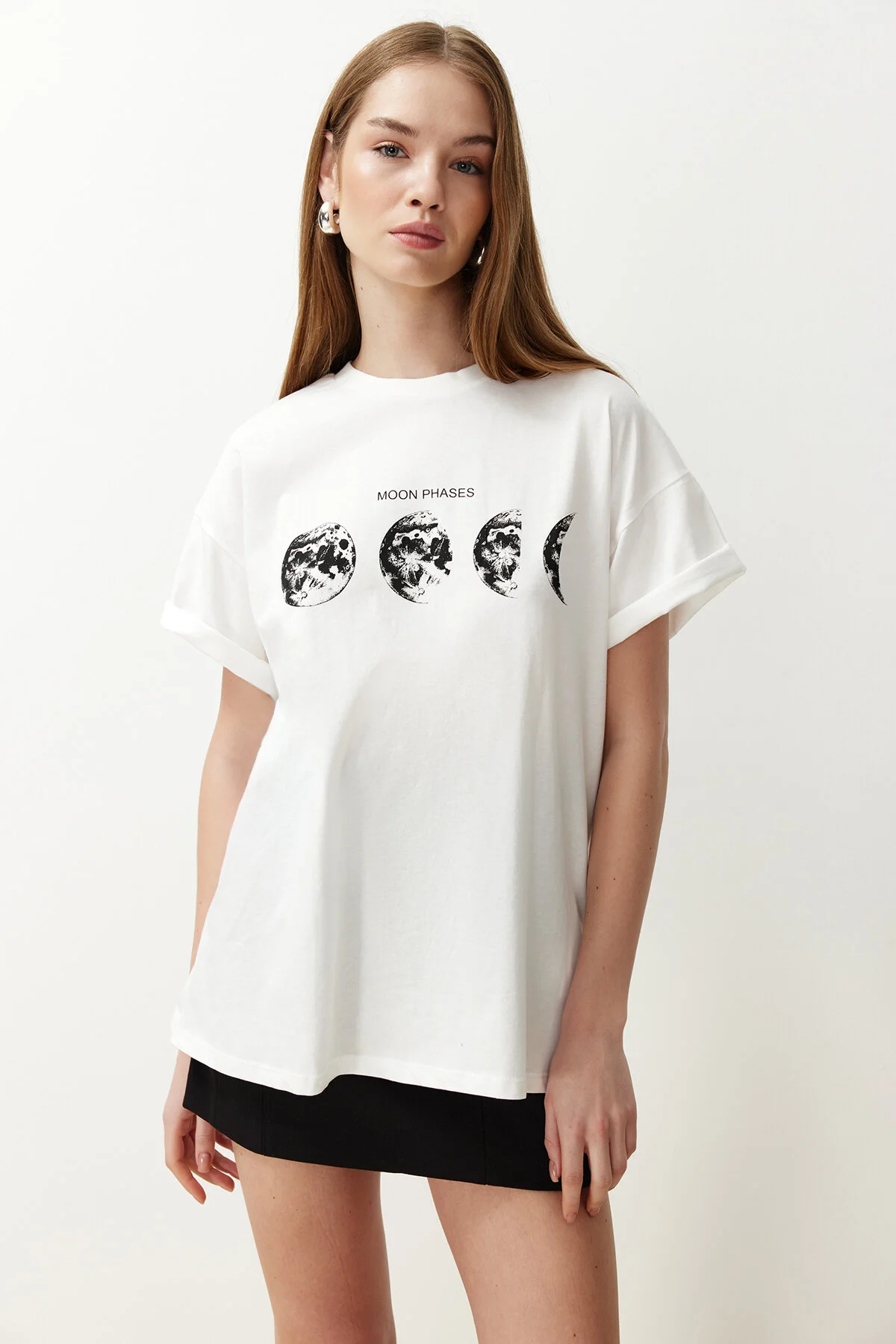 Bild von Trendyol Collection Ecrufarbenes, Bedrucktes Boyfriend-strick-t-shirt Mit Rundhalsausschnitt Aus 100 % Baumwolle für Damen - L