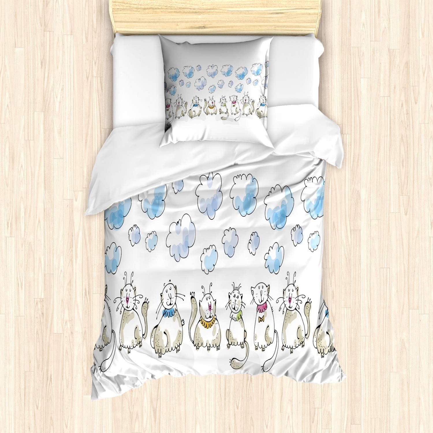 Bild von ABAKUHAUS Baby Bettbezug Set, Katzen sitzen mit Krägen, Milbensicher Allergiker geeignet mit Kissenbezügen, 135 cm x 200 cm - 80 x 80 cm, Baby Blue Dusk