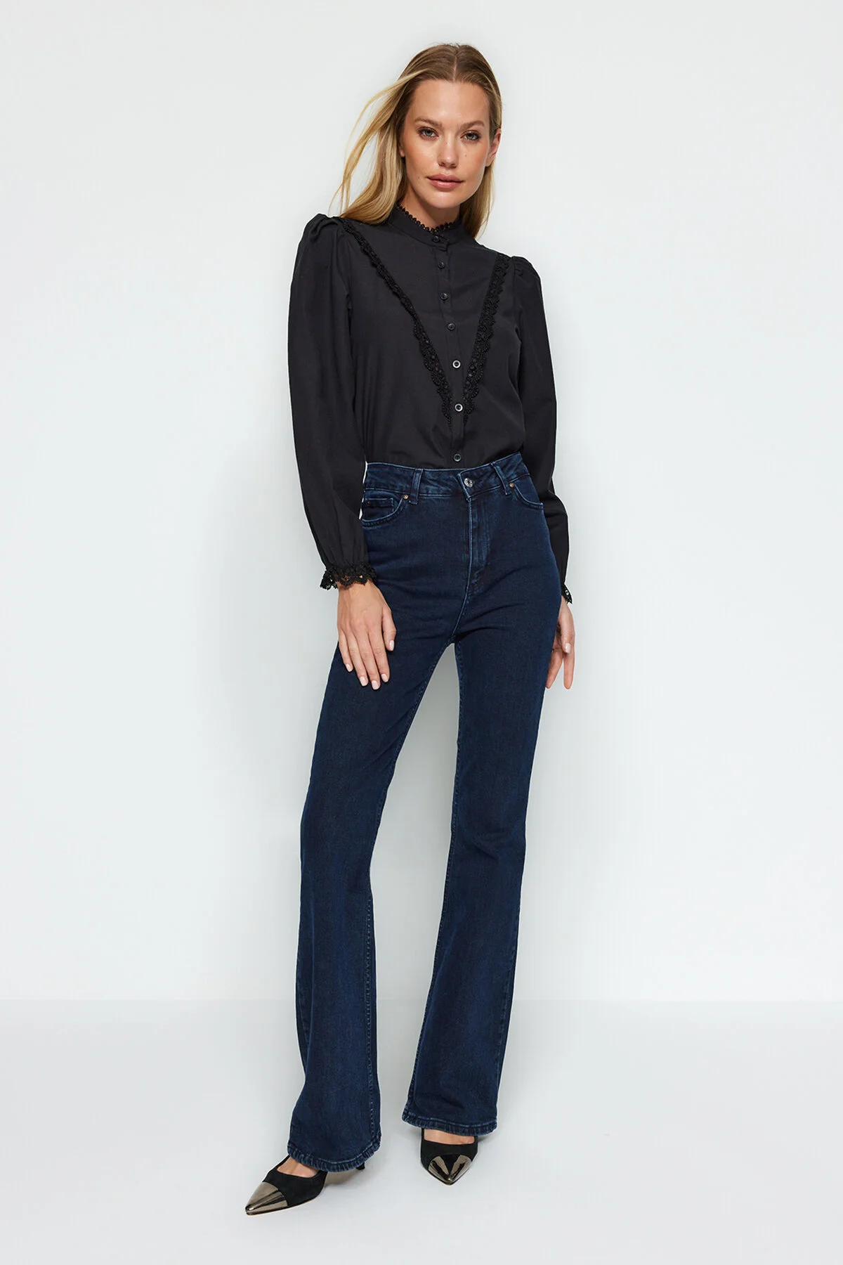 Bild von Trendyol Collection Schwarzes Hemd Mit Baumwollspitzendetail Regular Fit für Damen - 34