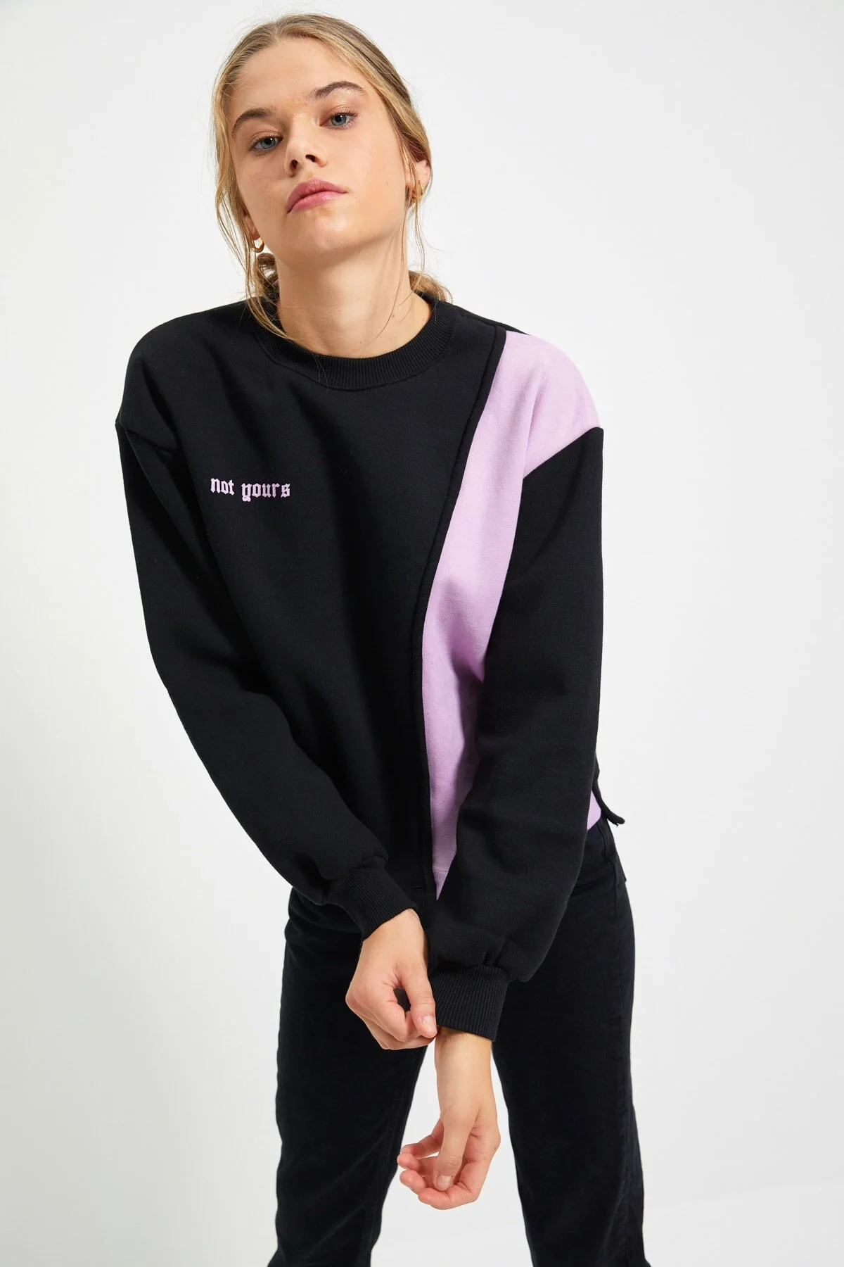 Bild von Trendyol Collection Schwarzes, Dickes, Innen Mit Fleece Bedrucktes Strick-sweatshirt Mit Rundhalsausschnitt Und Entspannter/bequemer Passform für Damen - XS