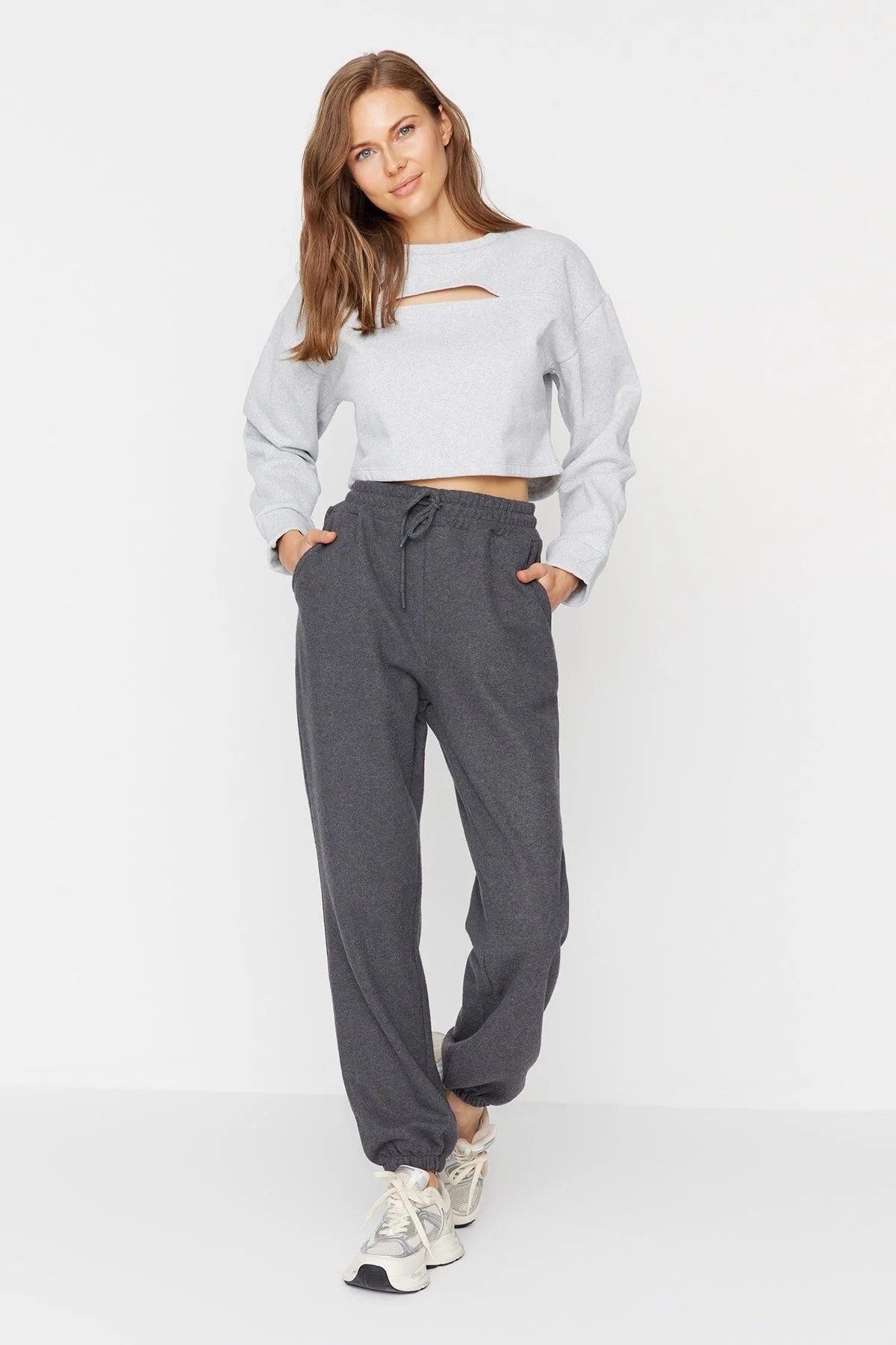 Bild von Trendyol Collection Anthrazitfarbene Thessaloniki-sport-jogginghose Mit Bequemer Passform Und Taschenstrick für Damen - L