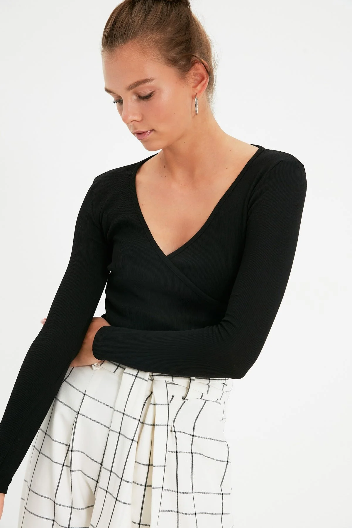 Bild von Trendyol Collection Schwarze, Taillierte, Zweireihige, Langärmlige, Gerippte, Dehnbare Strickbluse für Damen - XS