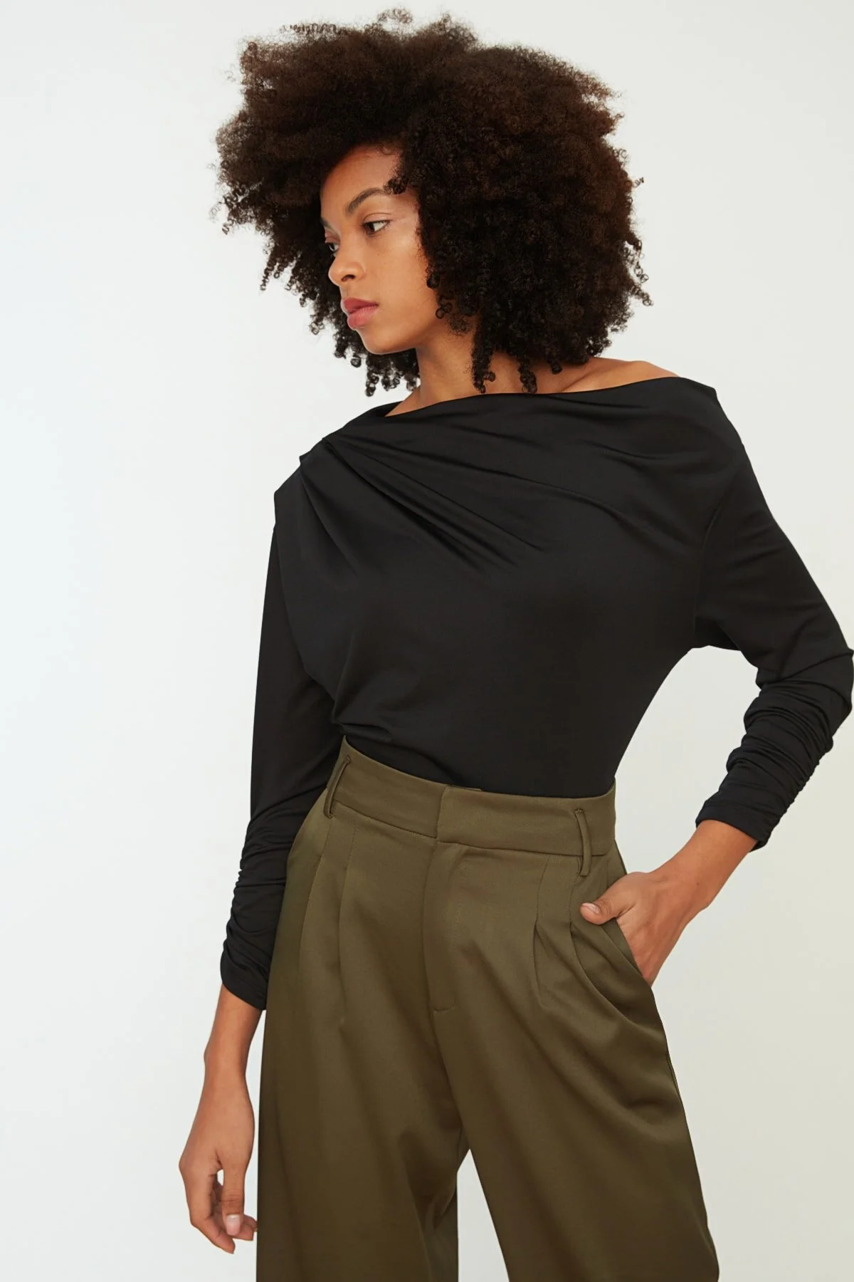 Bild von Trendyol Collection Schwarze, Fließende, Dehnbare Strickbluse Mit Asymmetrischem Kragen für Damen - L