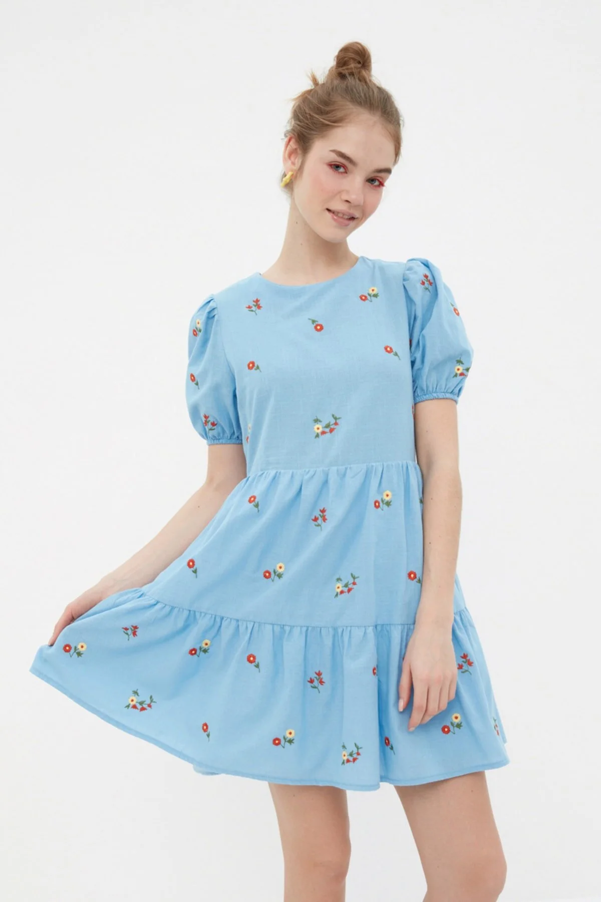Bild von Trendyol Collection Blaues, Gefüttertes Gewebtes Etuikleid Mit Blumenstickerei/gerade Geschnittenes Minikleid für Damen - 42