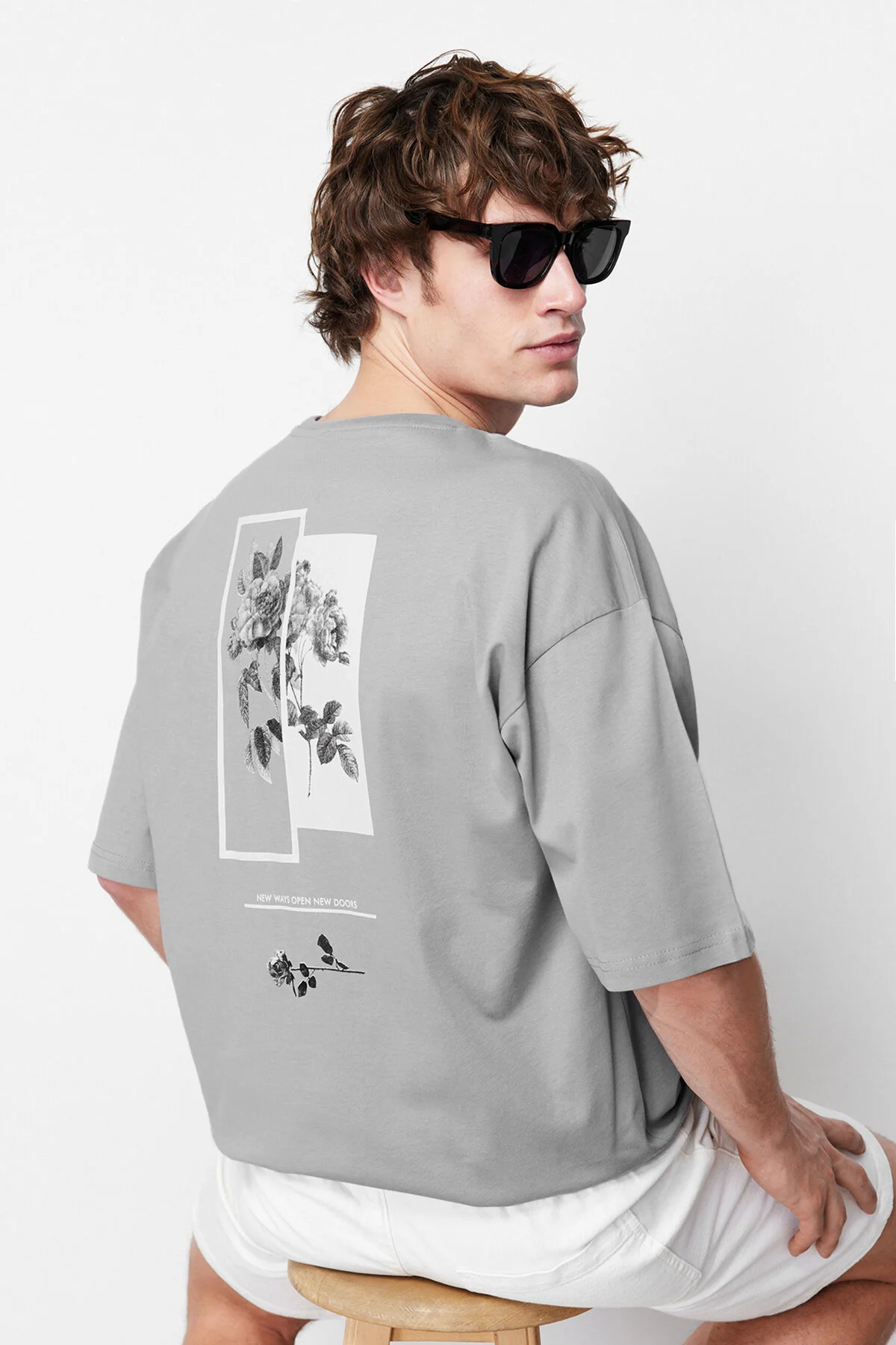 Bild von Trendyol Collection Graues, Floral Bedrucktes Oversize-t-shirt Aus Baumwolle – Rundhalsausschnitt, Kurze Ärmel – für Herren - L