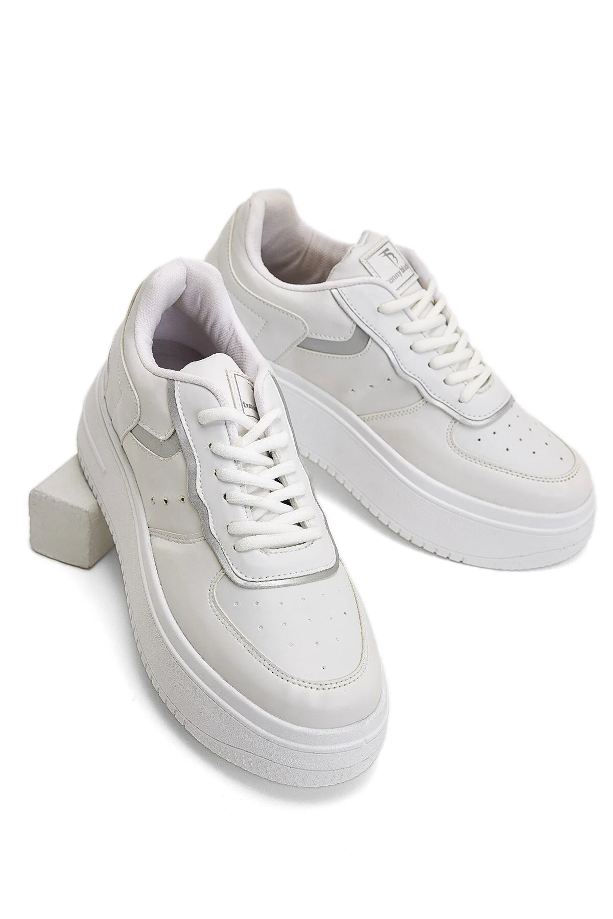 Bild von Tonny Black Weißer Sneaker, Bequeme Passform, Sportschuhe für Damen - 39