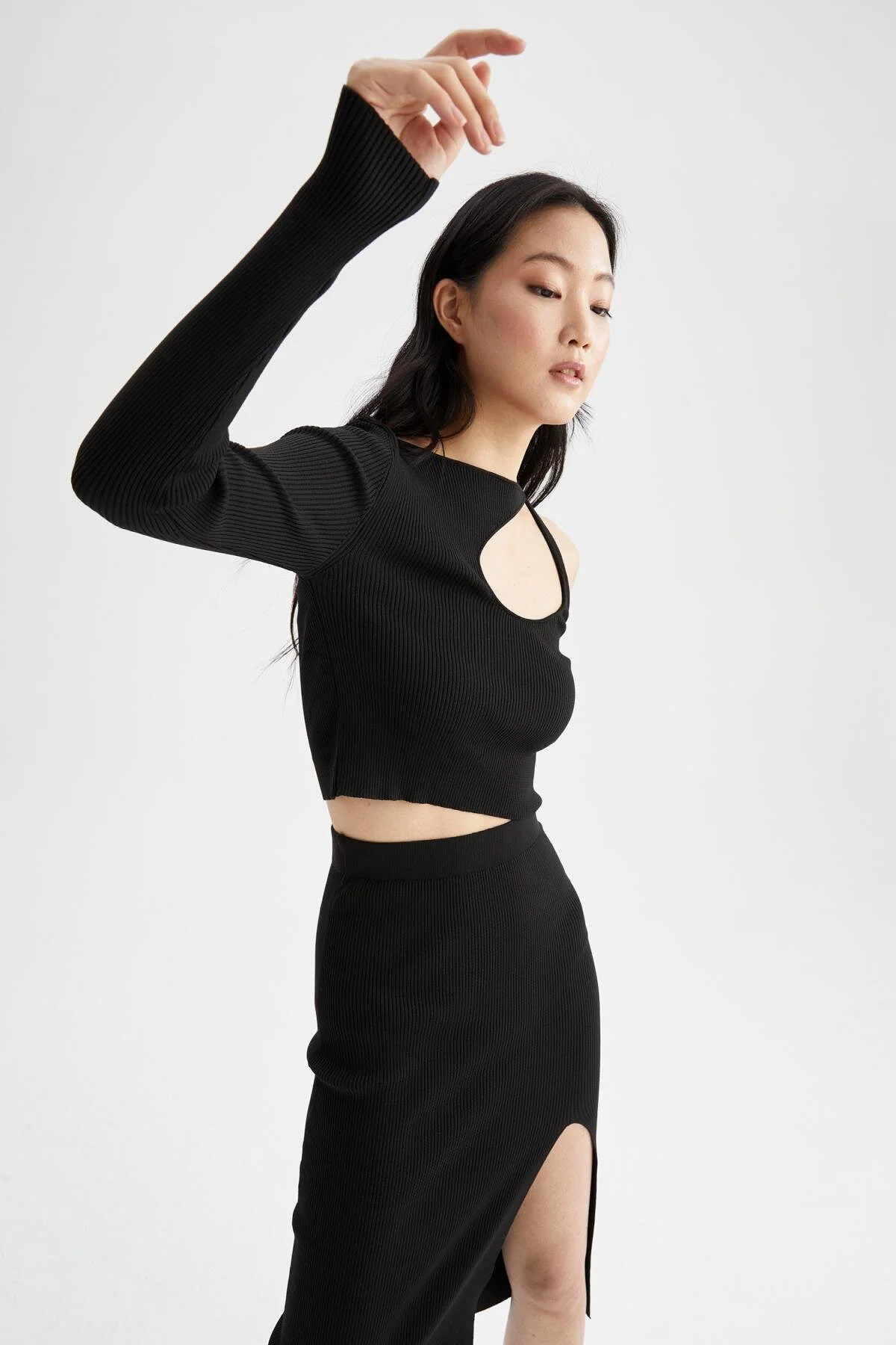 Bild von DeFacto Einärmeliger Crop-strickpullover Mit Niedrigem Ausschnitt Auf Der Brust – X4259az22sp für Damen - XL