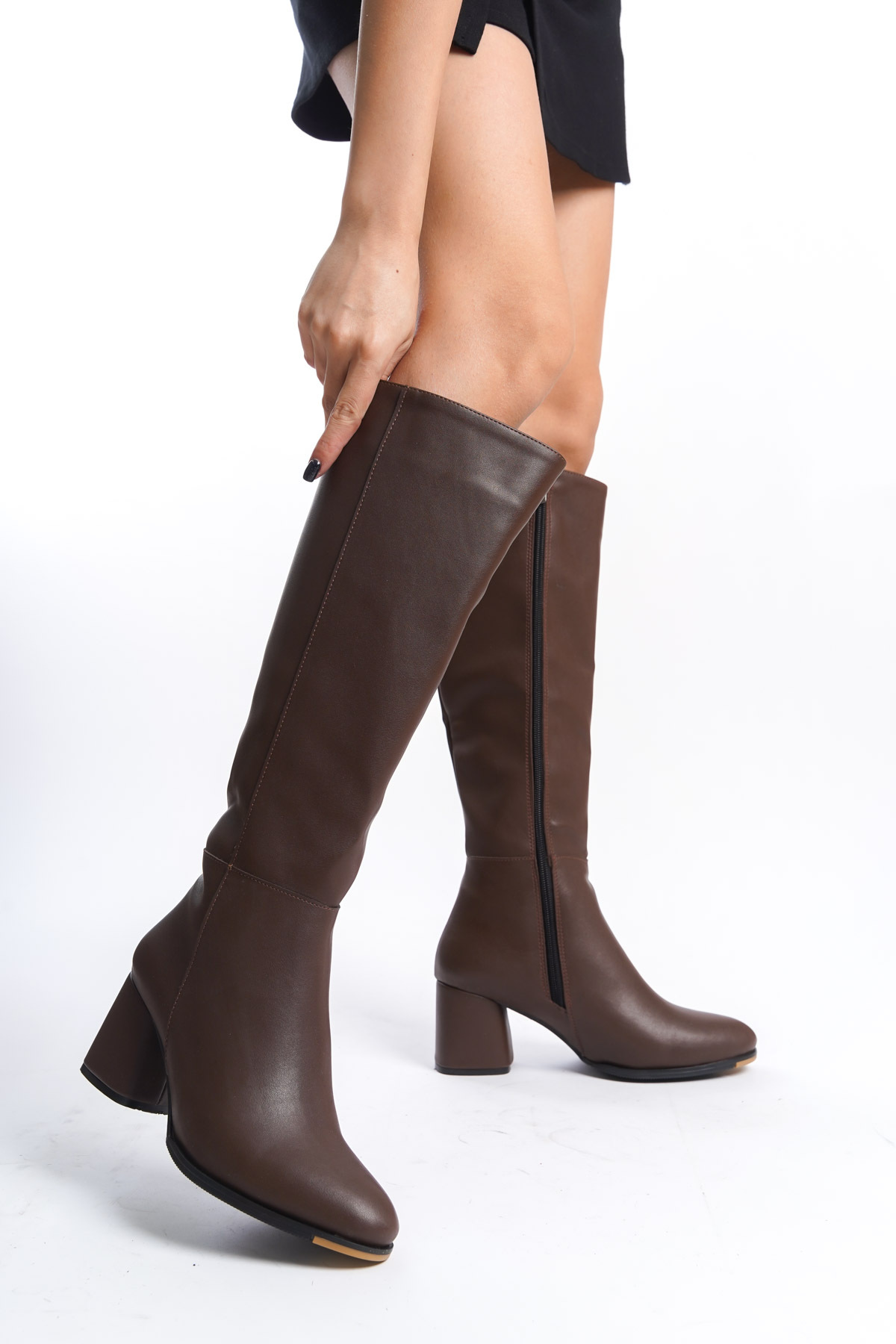 Bild von Capone Outfitters Braune Stiefel Mit Ovalem Zehenbereich Und Seitlichem Reißverschluss für Damen - 36