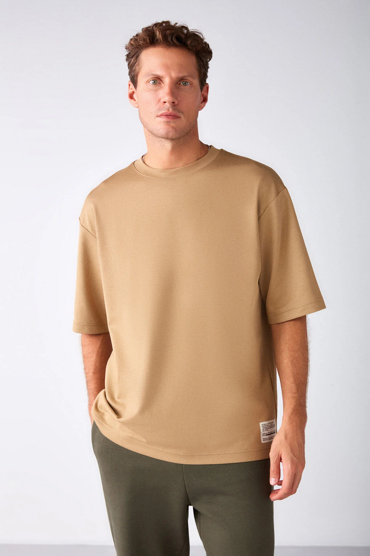 Bild von GRIMELANGE Joel T-shirt In Übergröße In Beige – 100 % Bio-baumwolle, Dicker Stoff, Spezielle Textur Und Etikettendetails für Herren - M