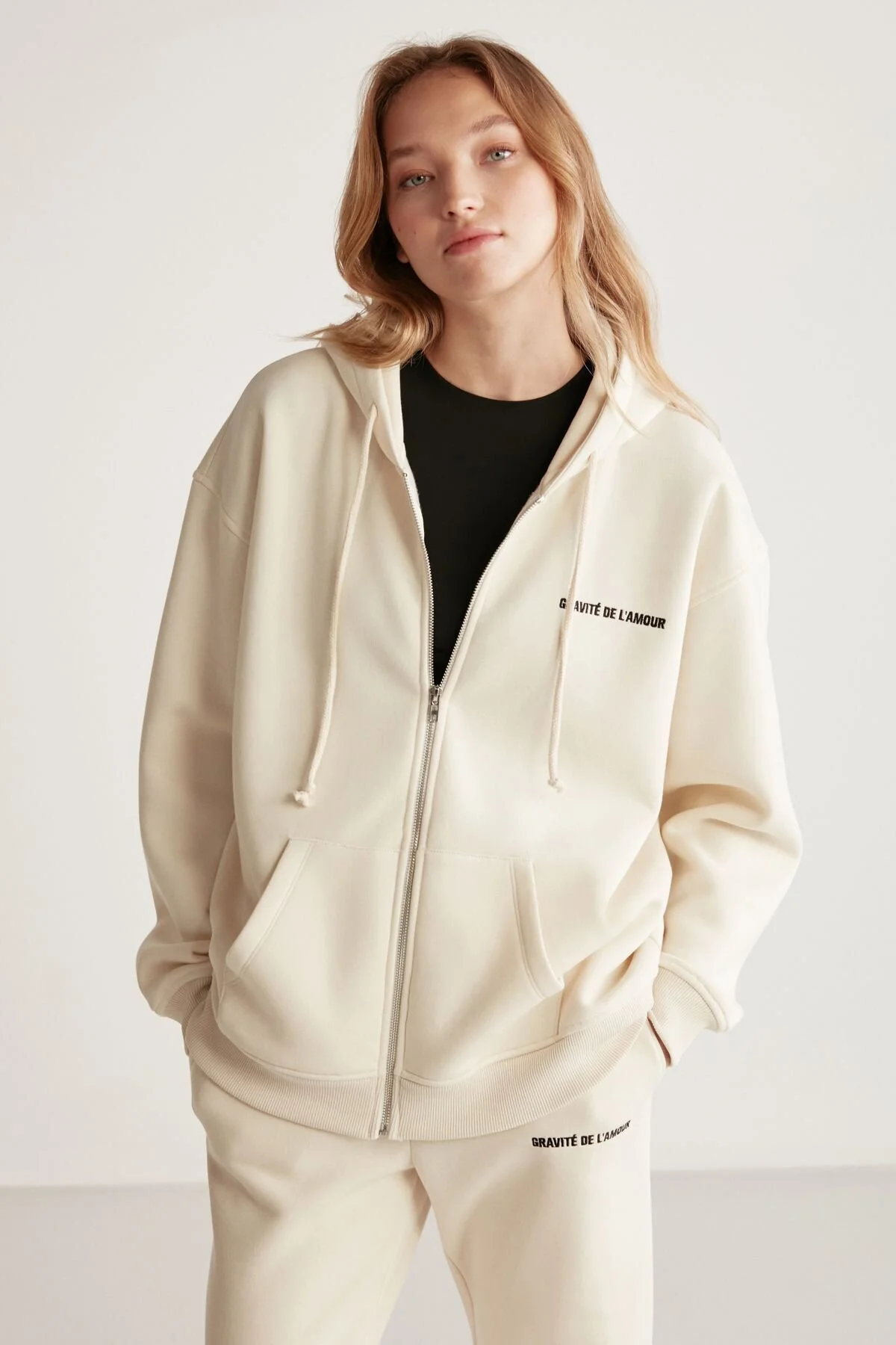 Bild von GRIMELANGE Übergroßes Kapuzensweatshirt In Amethys-vanillefarbe – Mit Reißverschluss Und Aufgedrucktem Detail für Damen - L