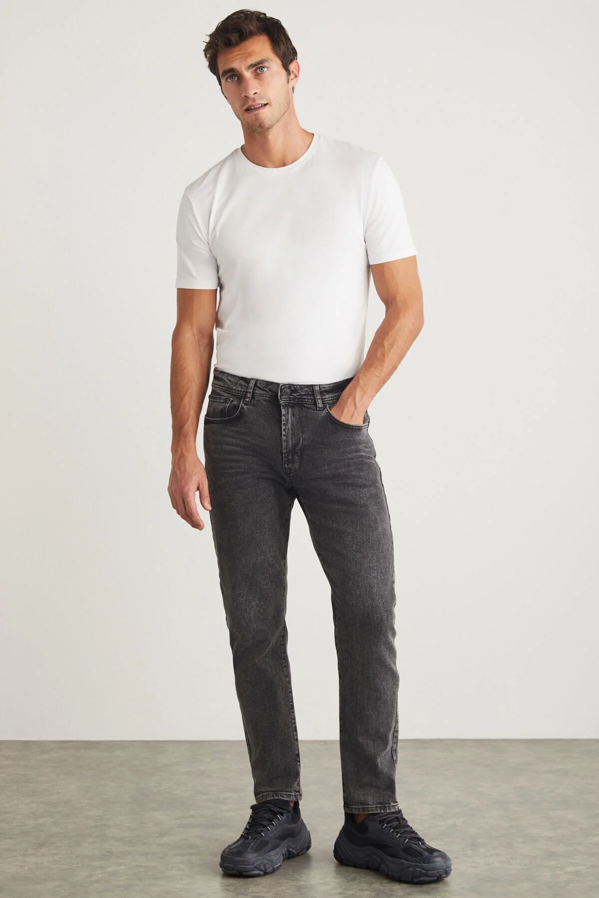 Bild von GRIMELANGE Antonia – Flexible Und Dick Strukturierte Graue Jeans: Pipe Leg, Magic Denim Jeans für Herren - 31/30