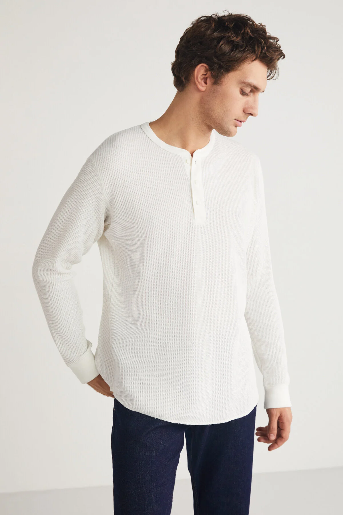 Bild von GRIMELANGE Patrick Strickweste – Premium-dickes Ecru-t-shirt Mit Knopfdetail für Herren - L