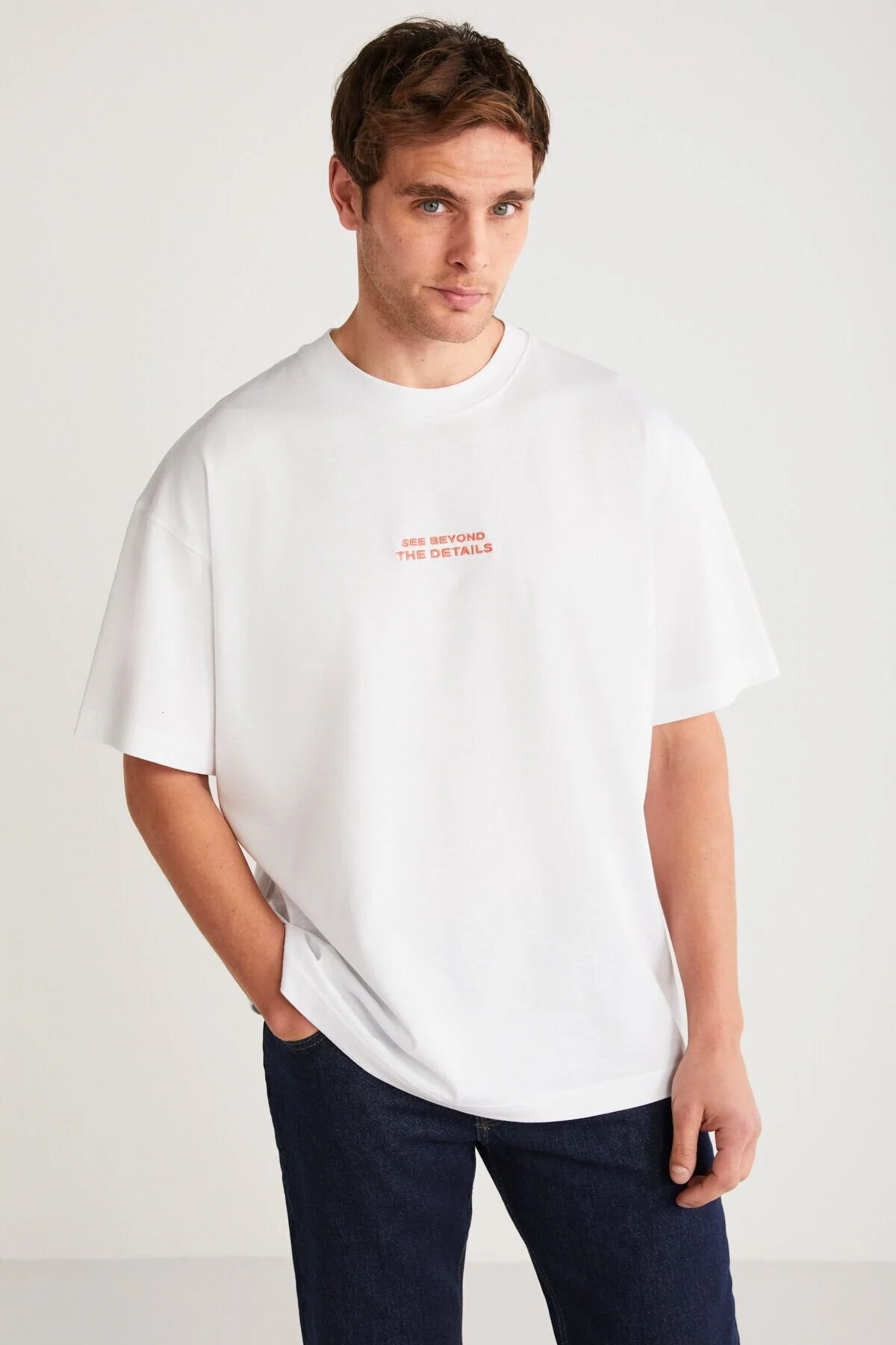 Bild von GRIMELANGE Vıto Men – Weißes Oversize-kurzarm-t-shirt Aus 100 % Bio-baumwolle Mit Stickerei-textdetail für Herren - L