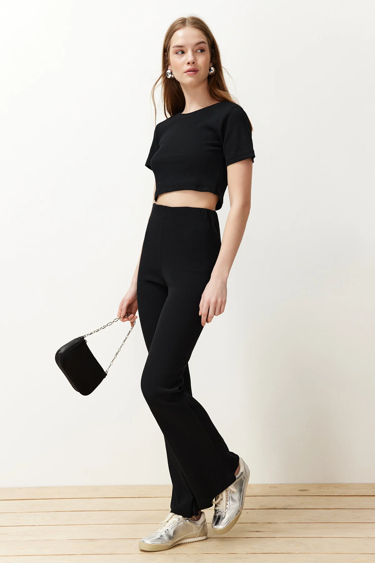 Bild von Trendyol Collection Schwarzes, Kurzes Set Aus Gerippter, Dehnbarer Strickbluse Und Hose Mit Rundhalsausschnitt, Oberteil Und Unterteil für Damen - S