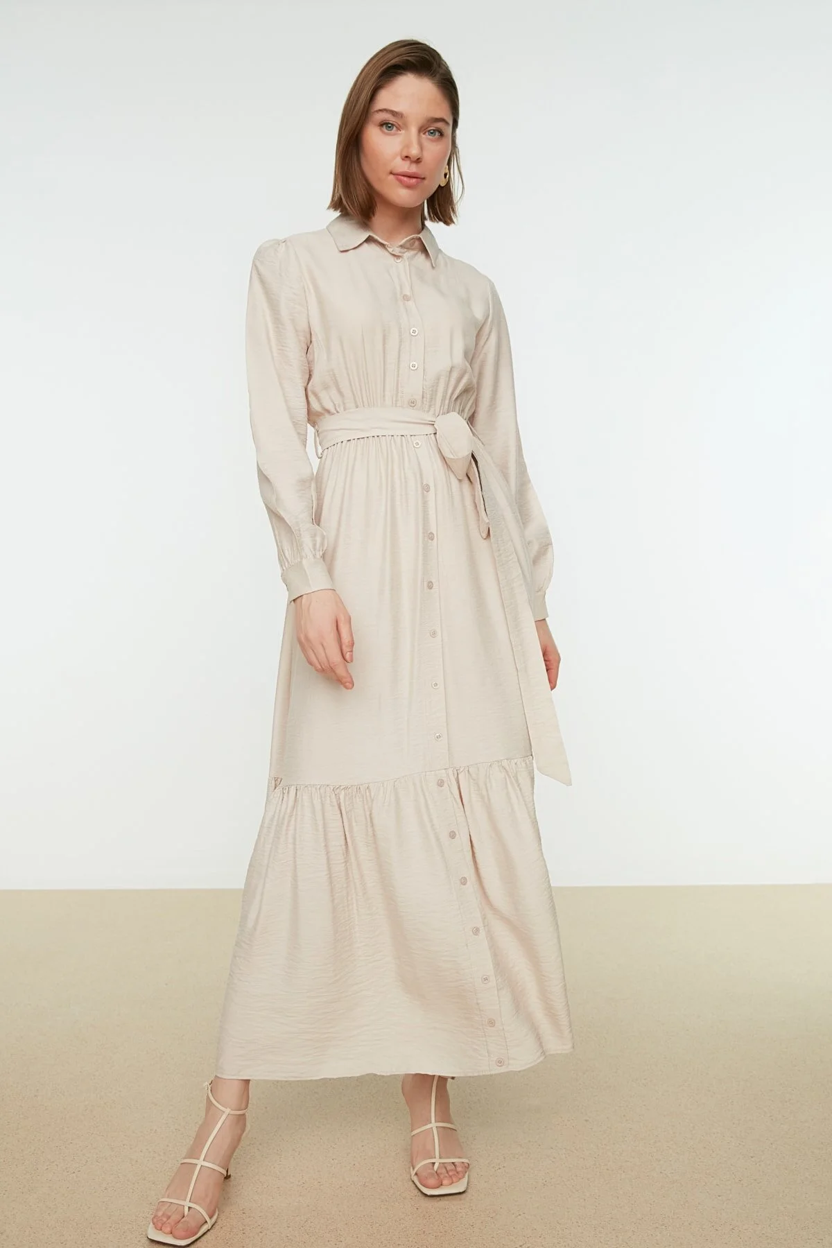 Bild von Trendyol Modest Beiges Hemdblusenkleid Aus Webstoff Mit Gürtel, Schulterdetail, Rock Und Volant für Damen - 38