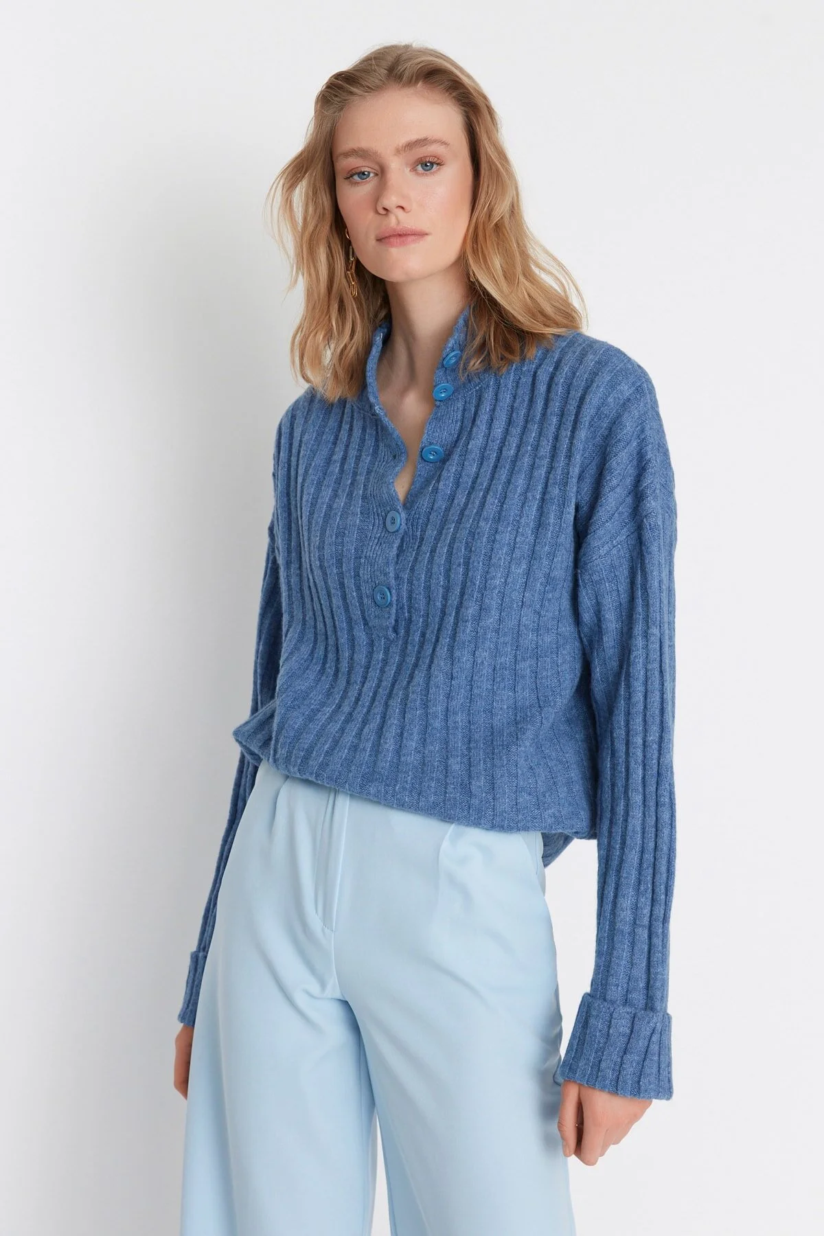 Bild von Trendyol Collection Blauer, Weich Strukturierter Strickpullover Mit Stehkragen Und Weiter Passform für Damen - L