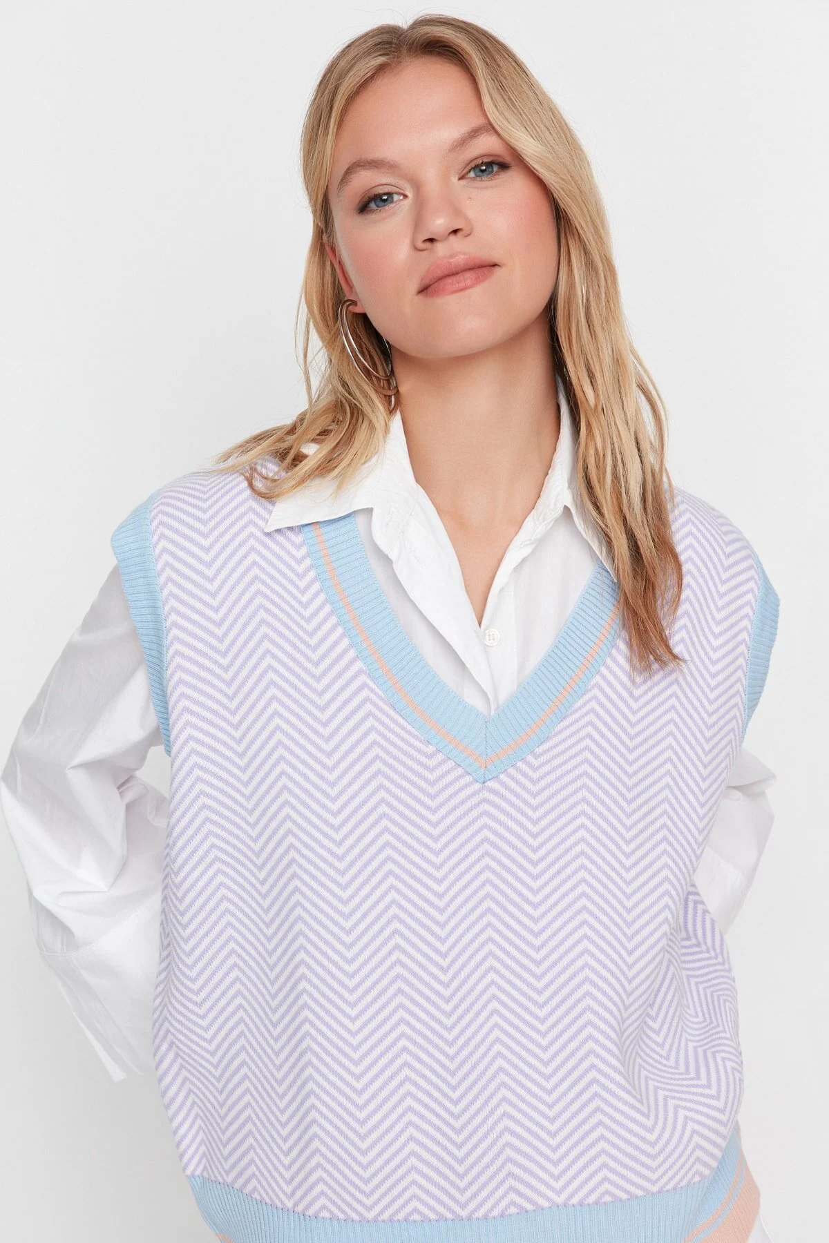 Bild von Trendyol Collection Lila Strickpullover Mit V-ausschnitt Und Geometrischem Muster für Damen - S