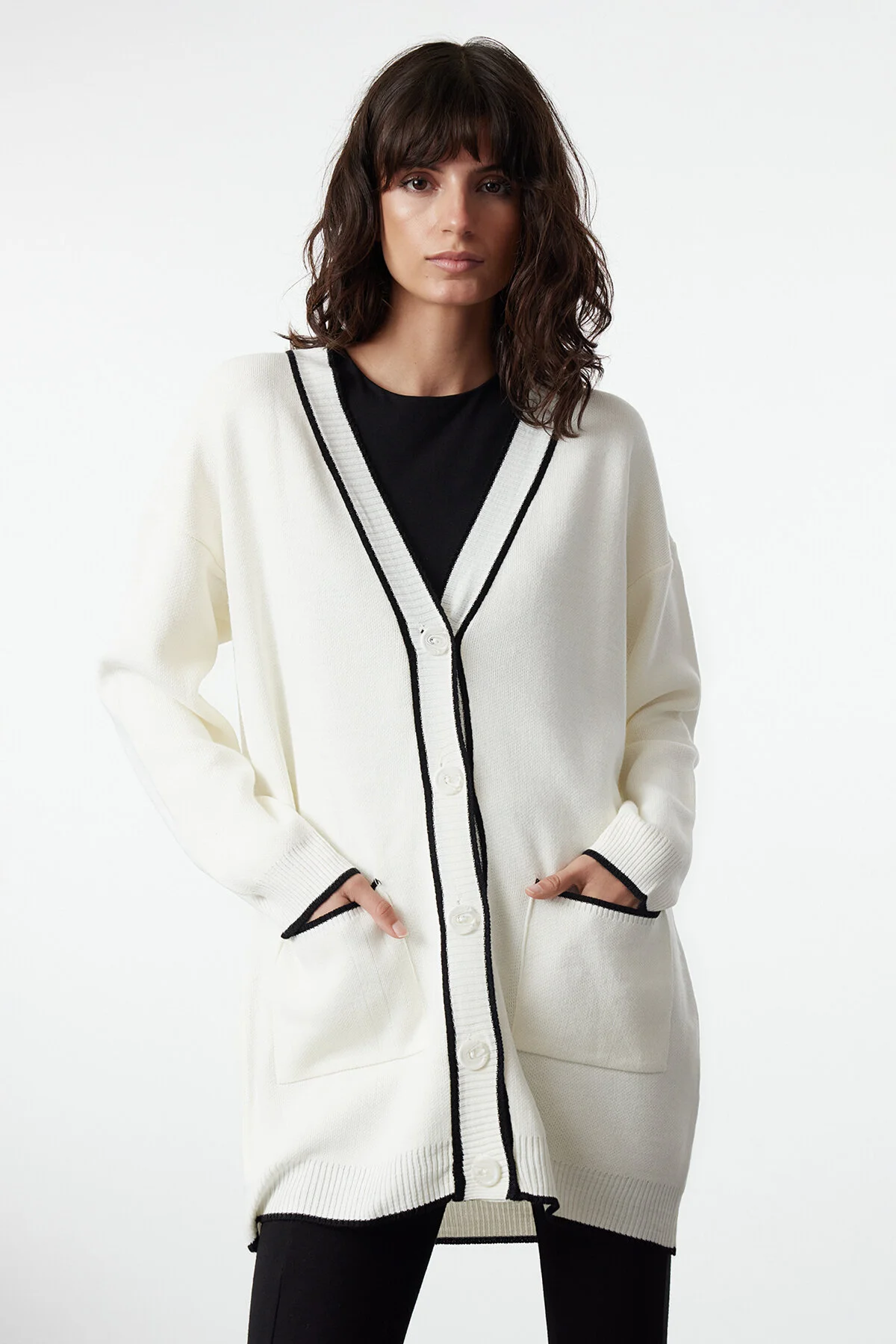 Bild von Trendyol Modest Ecrufarbene Strickjacke Mit Kontrastierender Paspelierung für Damen - M
