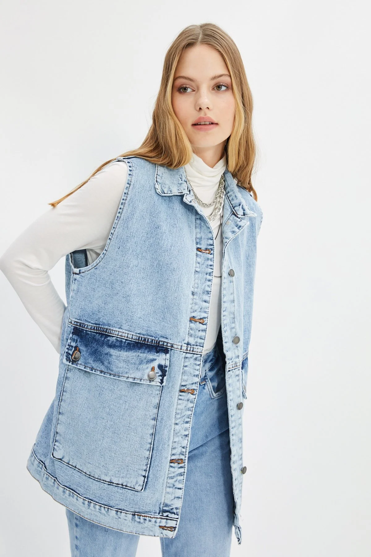 Bild von Trendyol Collection Indigofarbene Jeansweste Mit Hemdkragen Und Taschendetails Aus 100 % Baumwolle für Damen - L/XL