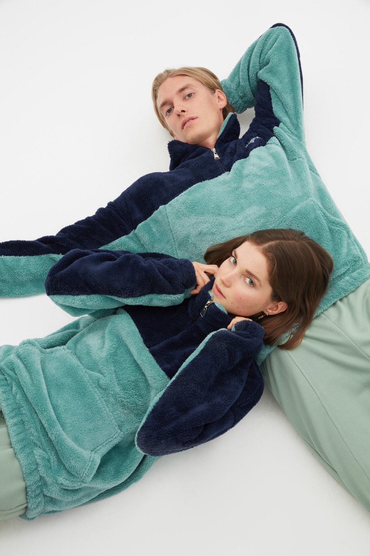 Bild von Trendyol Collection Blaues Unisex-sweatshirt In Übergröße/weitschnitt, Farbblock, Minimale Stickerei, Warmes Plüsch-sweatshirt für Herren - M