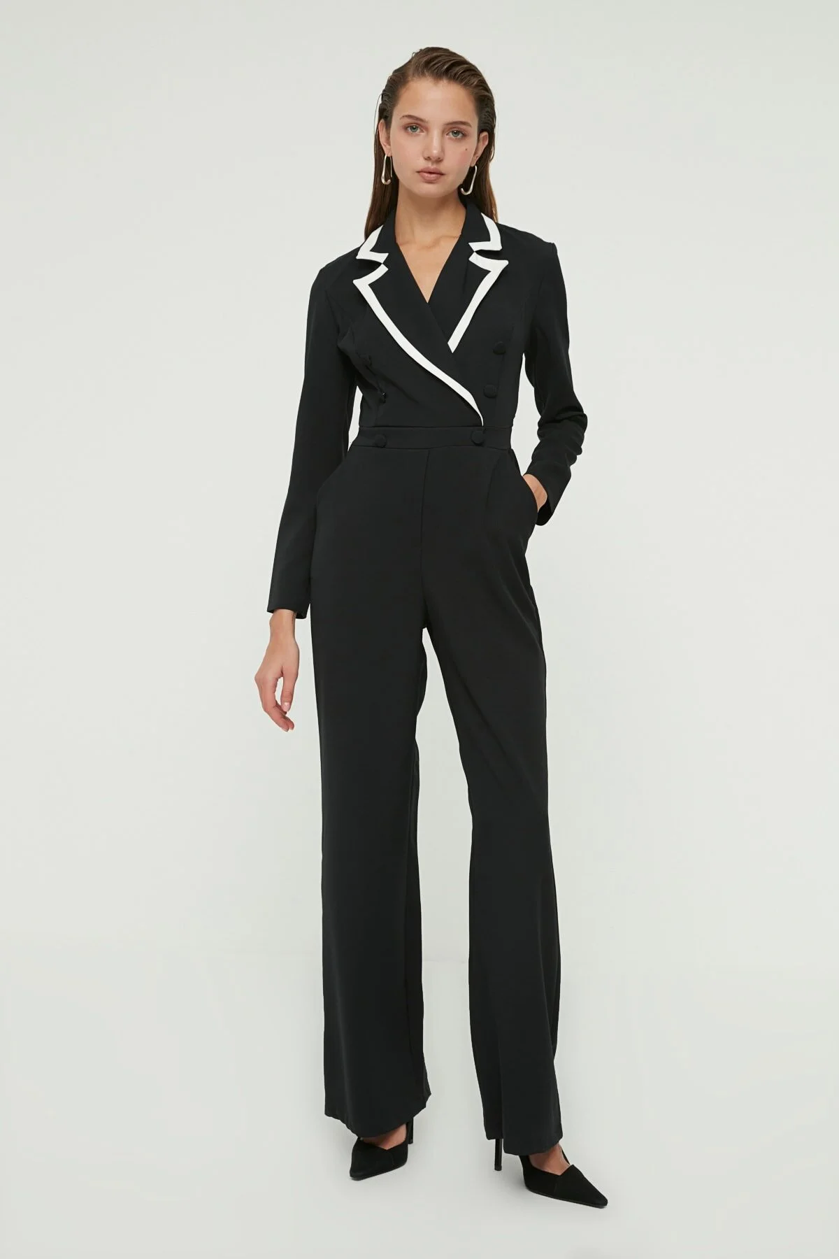 Bild von Trendyol Collection Schwarze Geknöpfte Gewebte Latzhose für Damen - 34