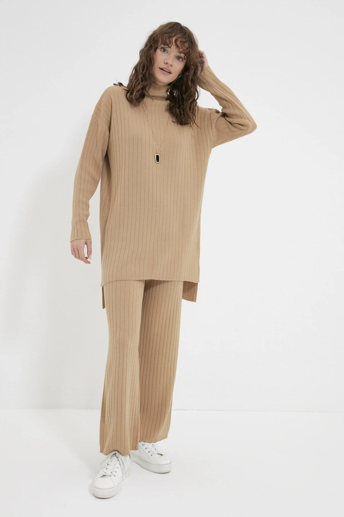 Bild von Trendyol Modest Kamelfarbenes Strickset Mit Geripptem Pullover Und Hose Und Halbem Rollkragen für Damen - L/XL