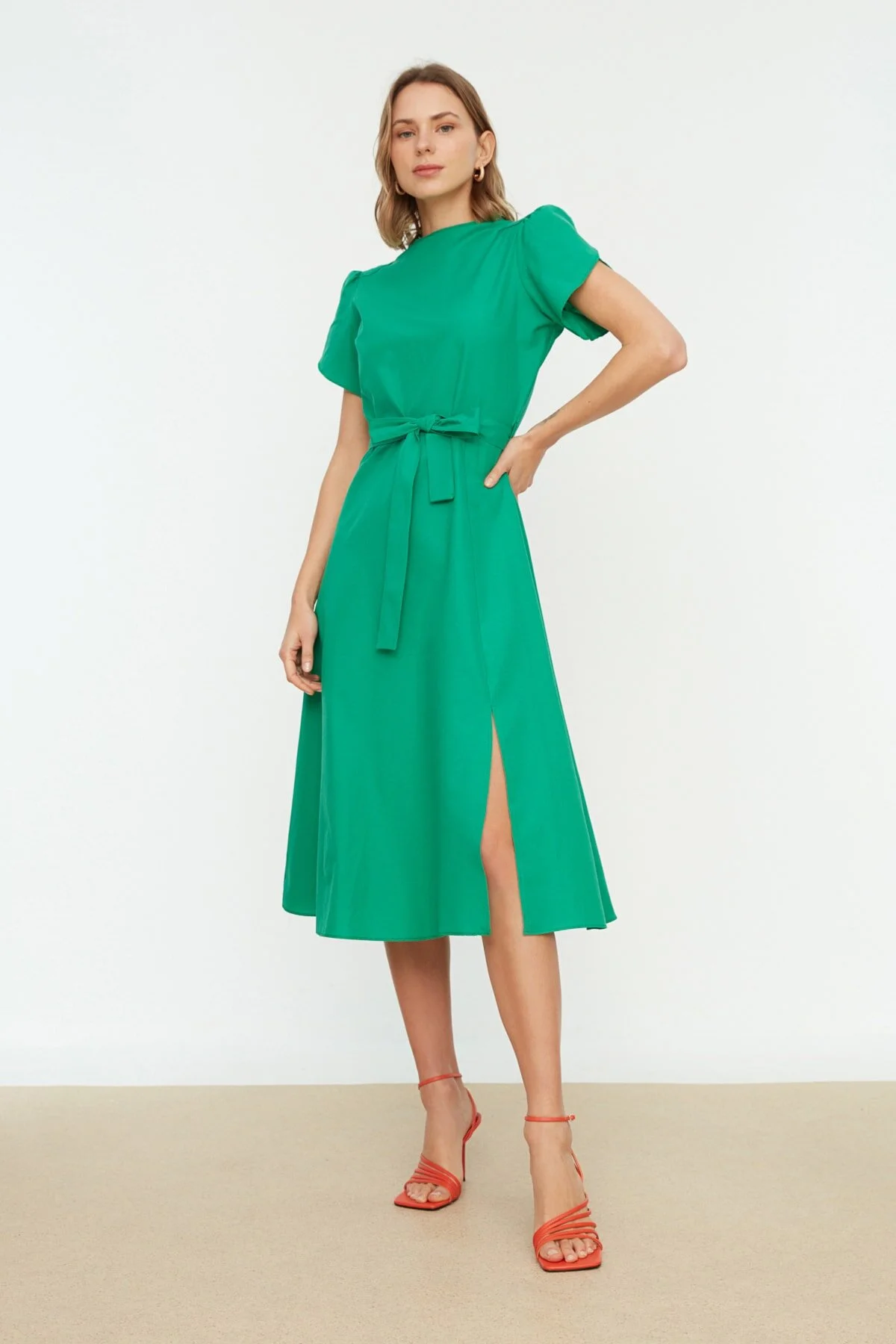 Bild von Trendyol Collection Grünes Gewebtes Midikleid Im Skater-/taillenstil Mit Gürtel Und Ärmeldetail für Damen - 40