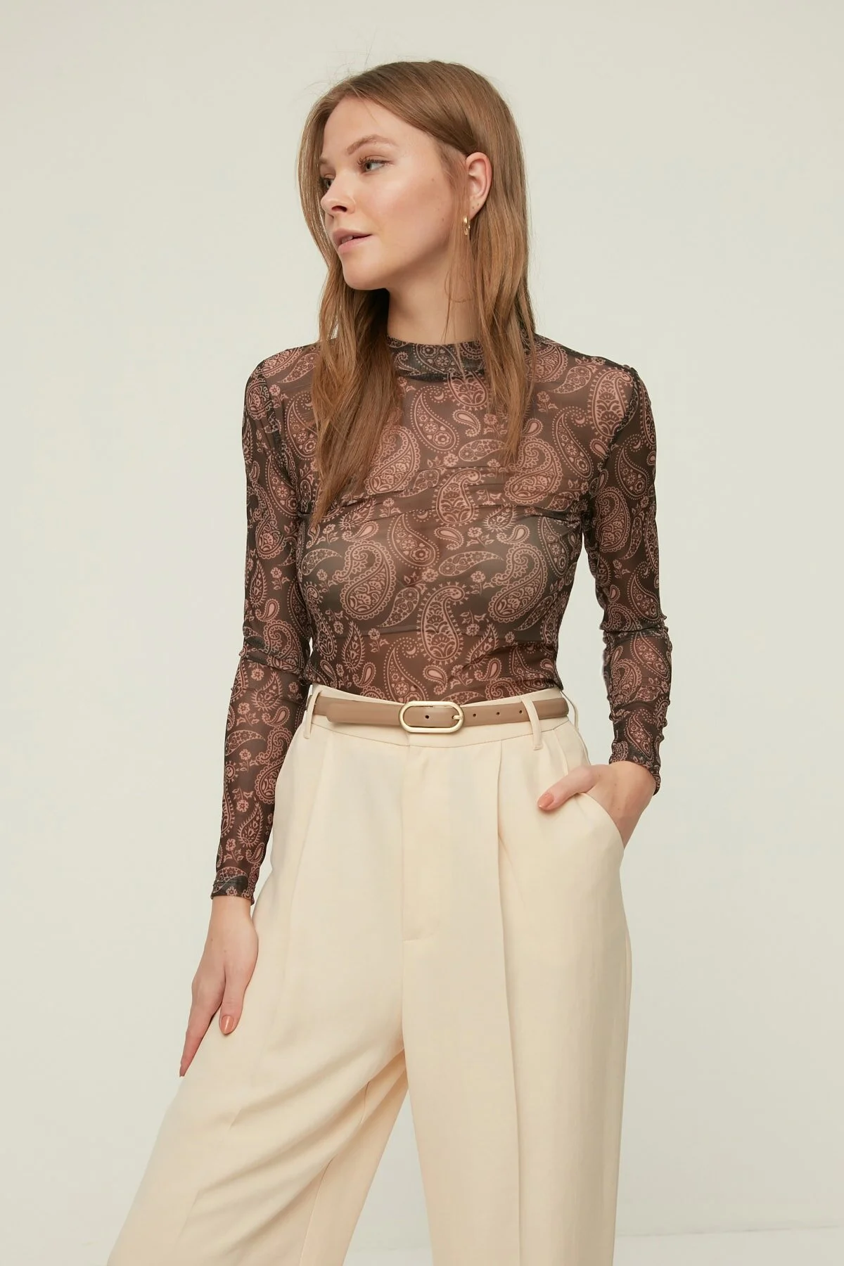 Bild von Trendyol Collection Mehrfarbige, Figurbetonte, Dehnbare Strickbluse Aus Tüll Mit Paisley-muster Und Hohem Kragen für Damen - XS