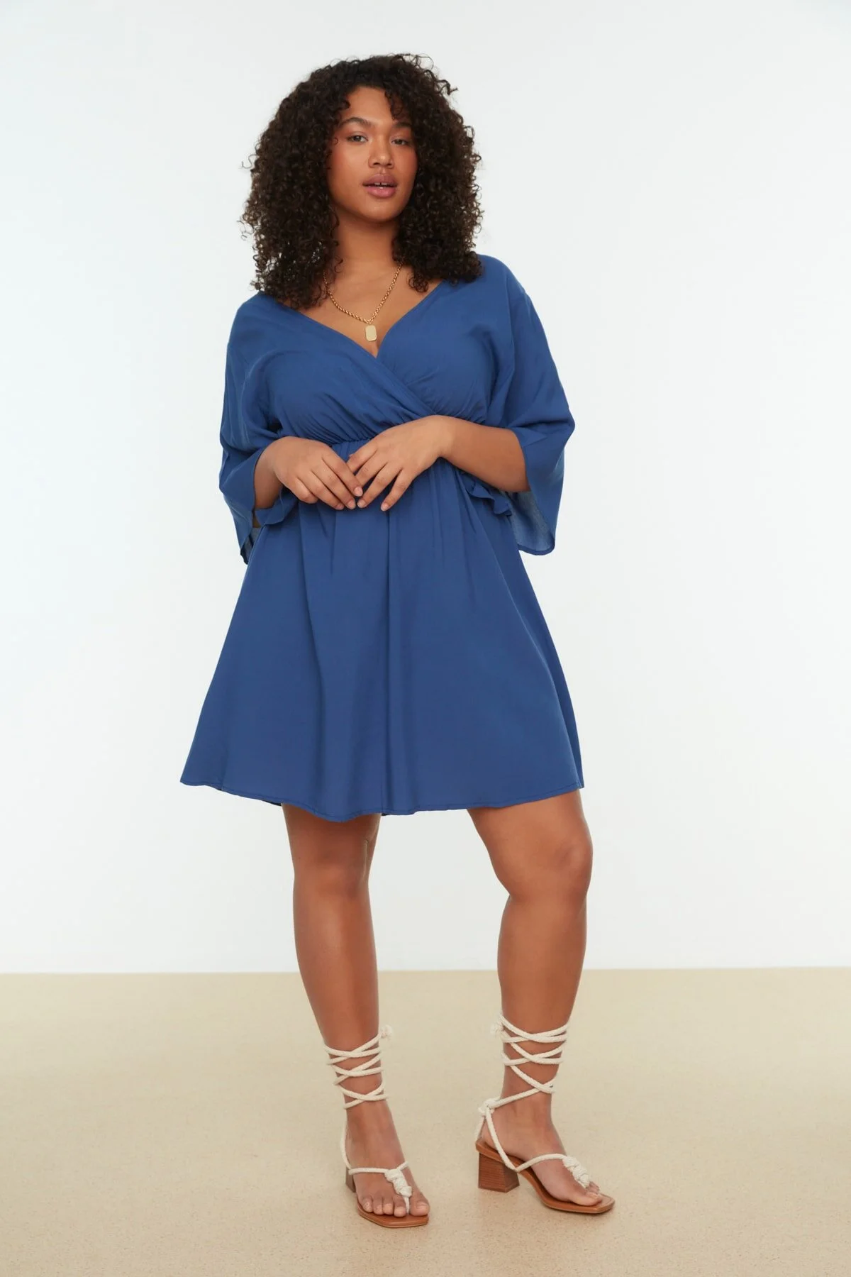 Bild von Trendyol Curve Indigoblaues Gewebtes Zweireihiges Kleid Mit Verschluss für Damen - 48