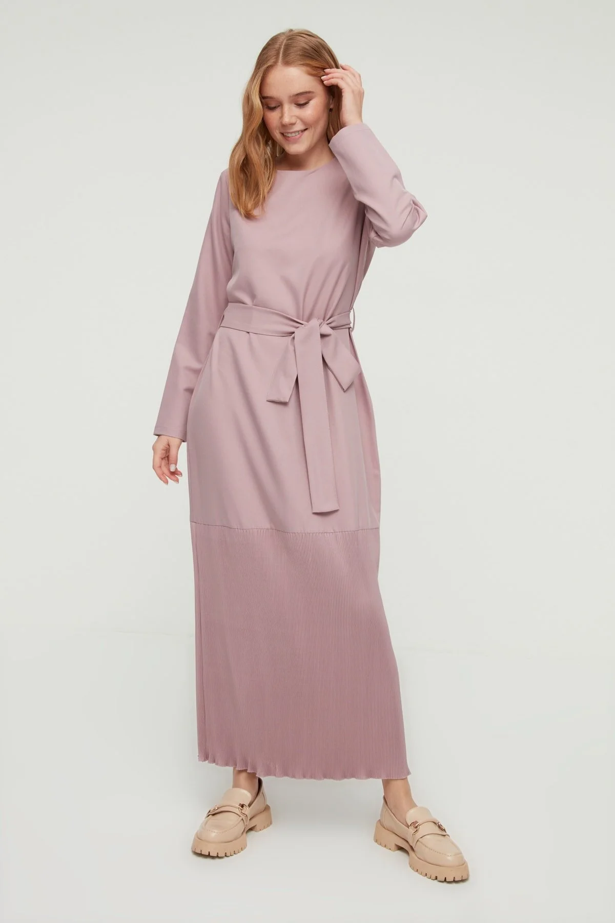 Bild von Trendyol Modest Gewebtes Kleid Mit Rundhalsausschnitt, Plissee Und Gürteldetail „dried Rose“ für Damen - 40