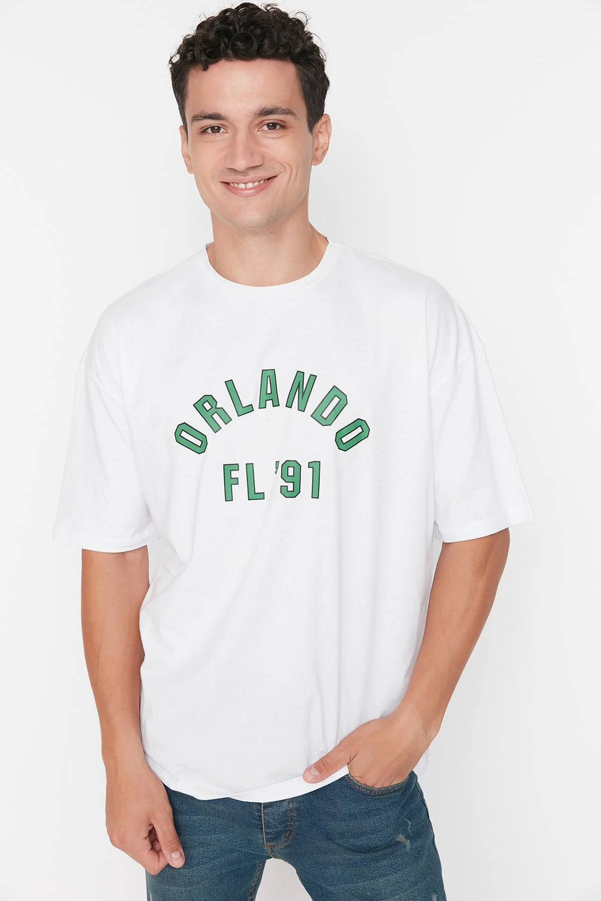 Bild von Trendyol Collection Weißes Oversize-t-shirt Mit Stadt-aufdruck Und Rundhalsausschnitt 100 % Baumwolle für Herren - L