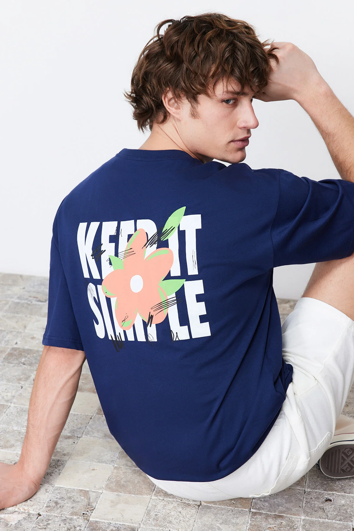 Bild von Trendyol Collection Übergroßes, Marineblaues T-shirt Mit Aufdruck – Rundhalsausschnitt, Kurze Ärmel für Herren - S