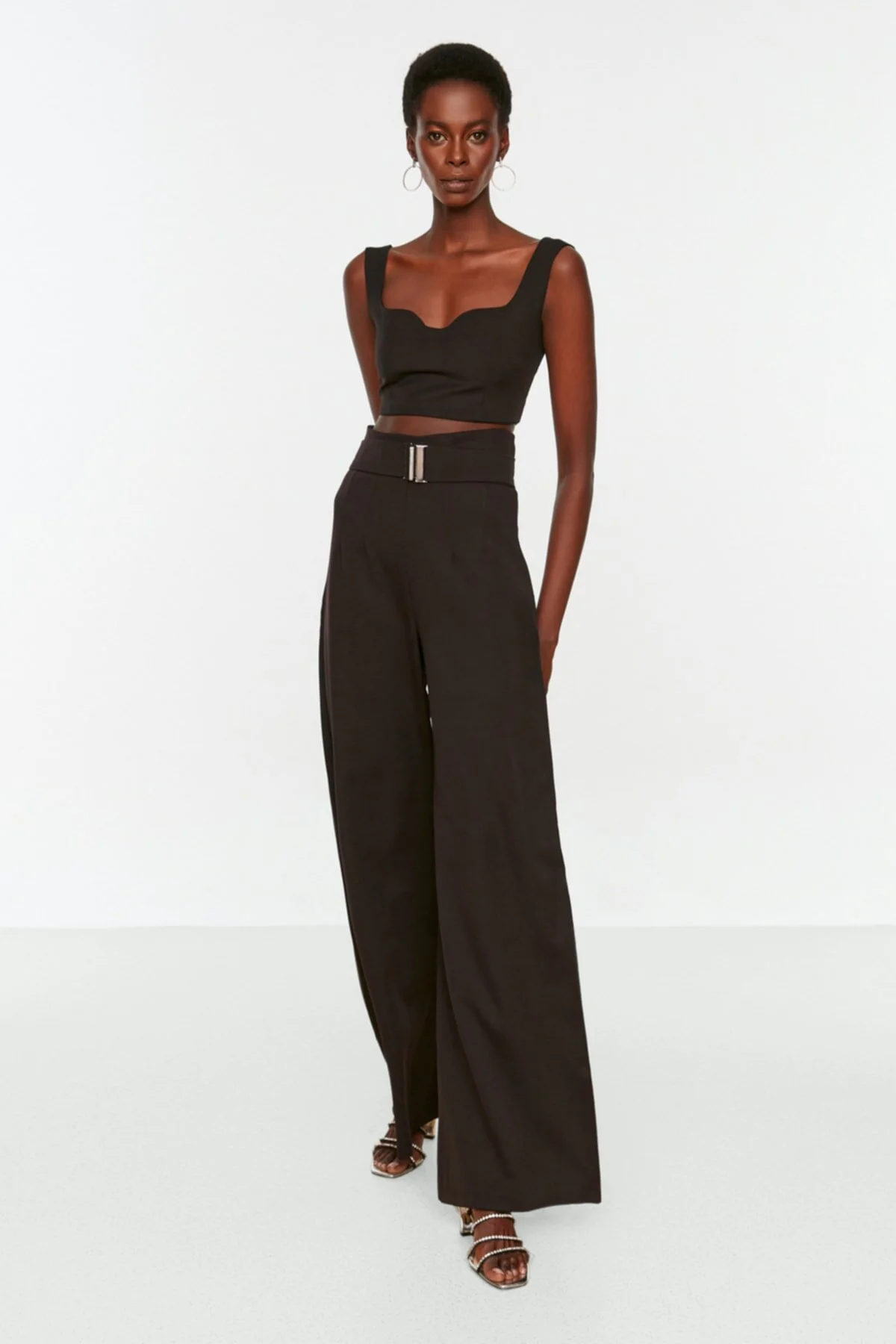 Bild von Trendyol Collection Schwarze, Bauchfreie, Gefütterte Webbluse für Damen - 38